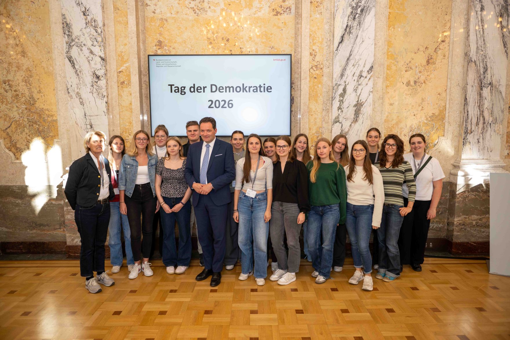 Anl&auml;sslich des "Tag der Demokratie" lud Bundesminister Norbert Totschnig Sch&uuml;lerinnen und Sch&uuml;ler aus landwirtschaftlichen Schulen in das Ministerium am Stubenring ein.