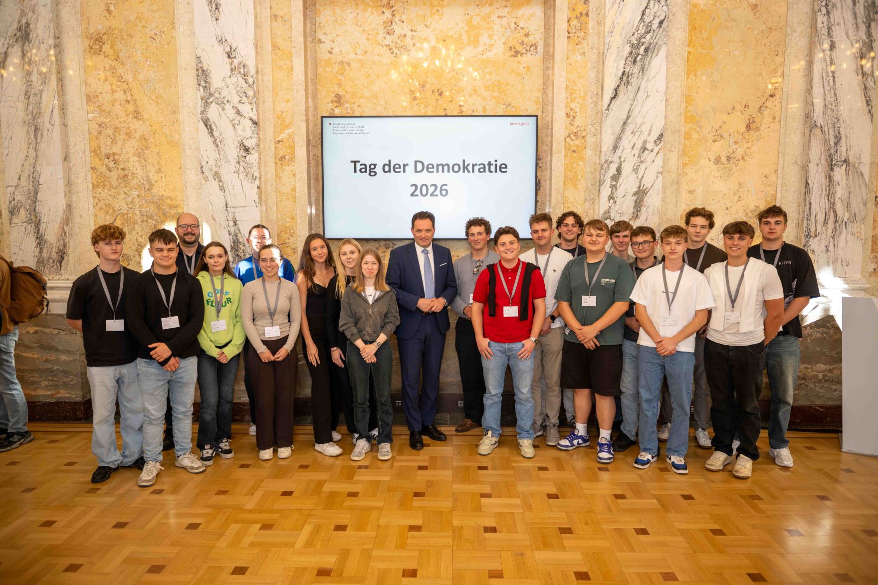 Anl&auml;sslich des "Tag der Demokratie" lud Bundesminister Norbert Totschnig Sch&uuml;lerinnen und Sch&uuml;ler aus landwirtschaftlichen Schulen in das Ministerium am Stubenring ein.