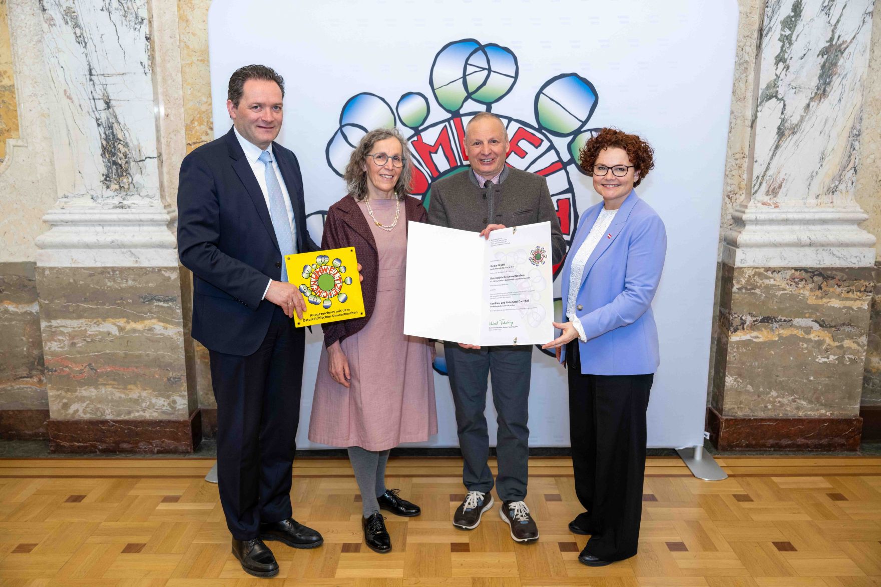 Bundesminister Norbert Totschnig verlieh das &Ouml;sterreichische Umweltzeichen an Unternehmen, die besonders nachhaltig wirtschaften. Die Umweltzeichenverleihung fand im Marmorsaal des Regierungsgeb&auml;udes am Stubenring statt.