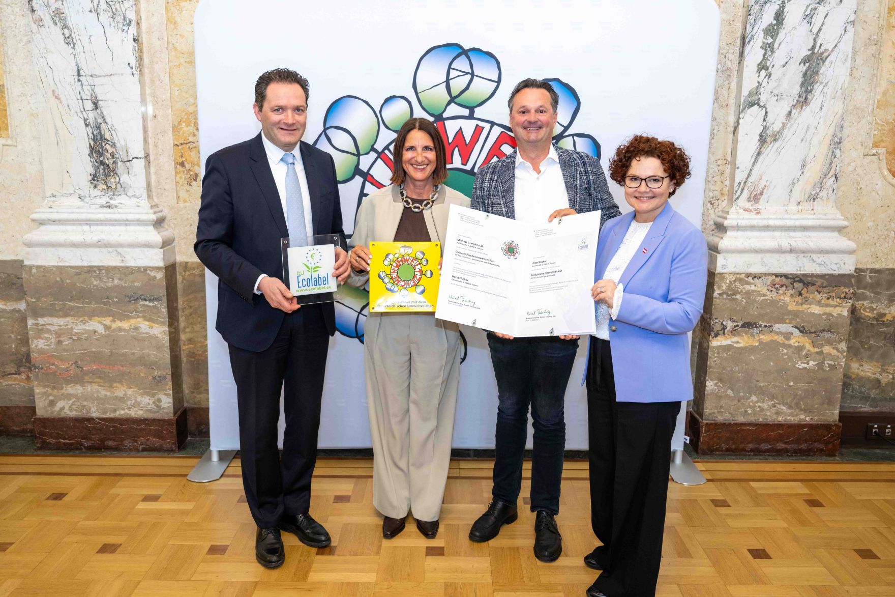 Bundesminister Norbert Totschnig verlieh das &Ouml;sterreichische Umweltzeichen an Unternehmen, die besonders nachhaltig wirtschaften. Die Umweltzeichenverleihung fand im Marmorsaal des Regierungsgeb&auml;udes am Stubenring statt.