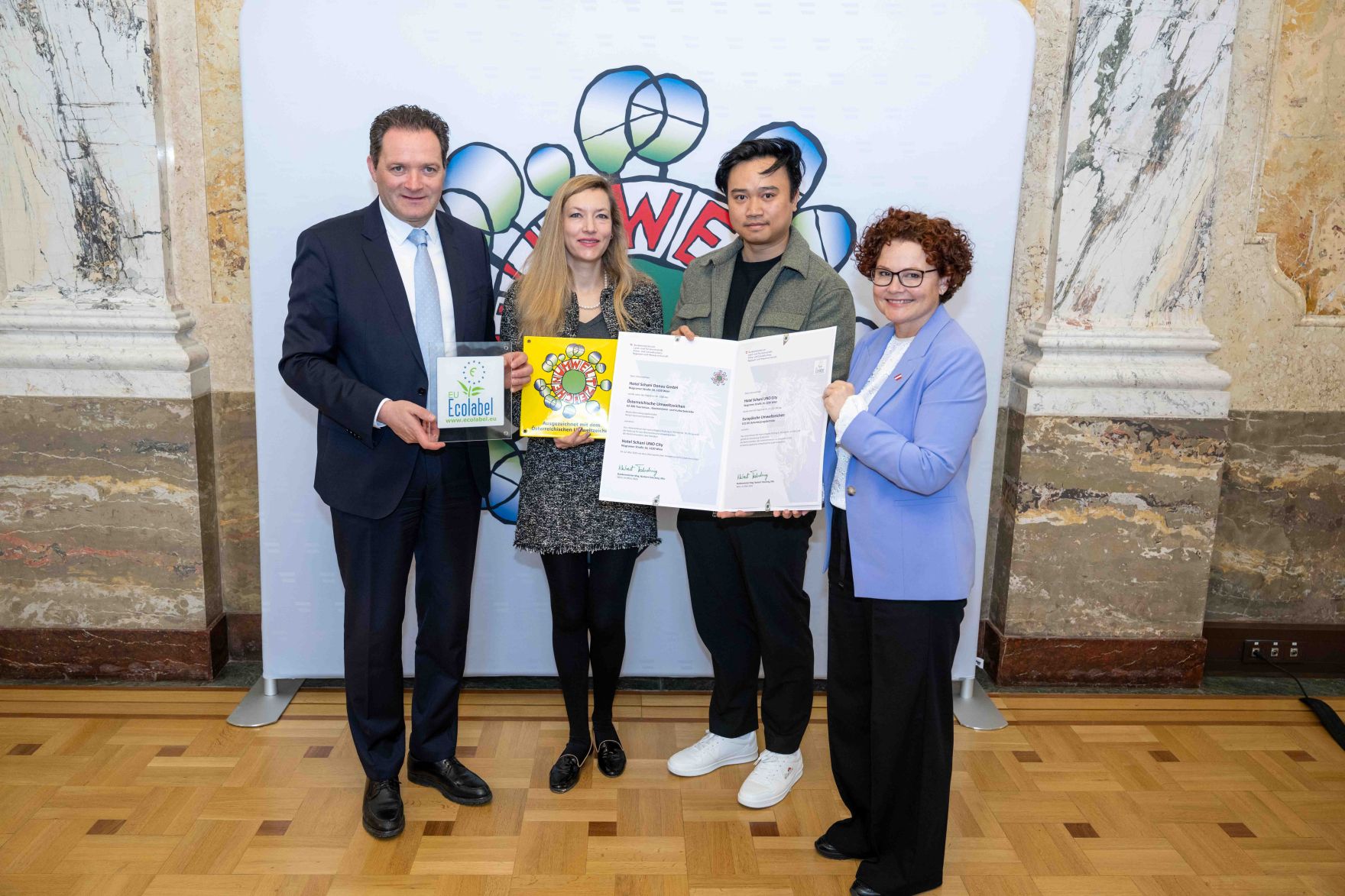 Bundesminister Norbert Totschnig verlieh das &Ouml;sterreichische Umweltzeichen an Unternehmen, die besonders nachhaltig wirtschaften. Die Umweltzeichenverleihung fand im Marmorsaal des Regierungsgeb&auml;udes am Stubenring statt.