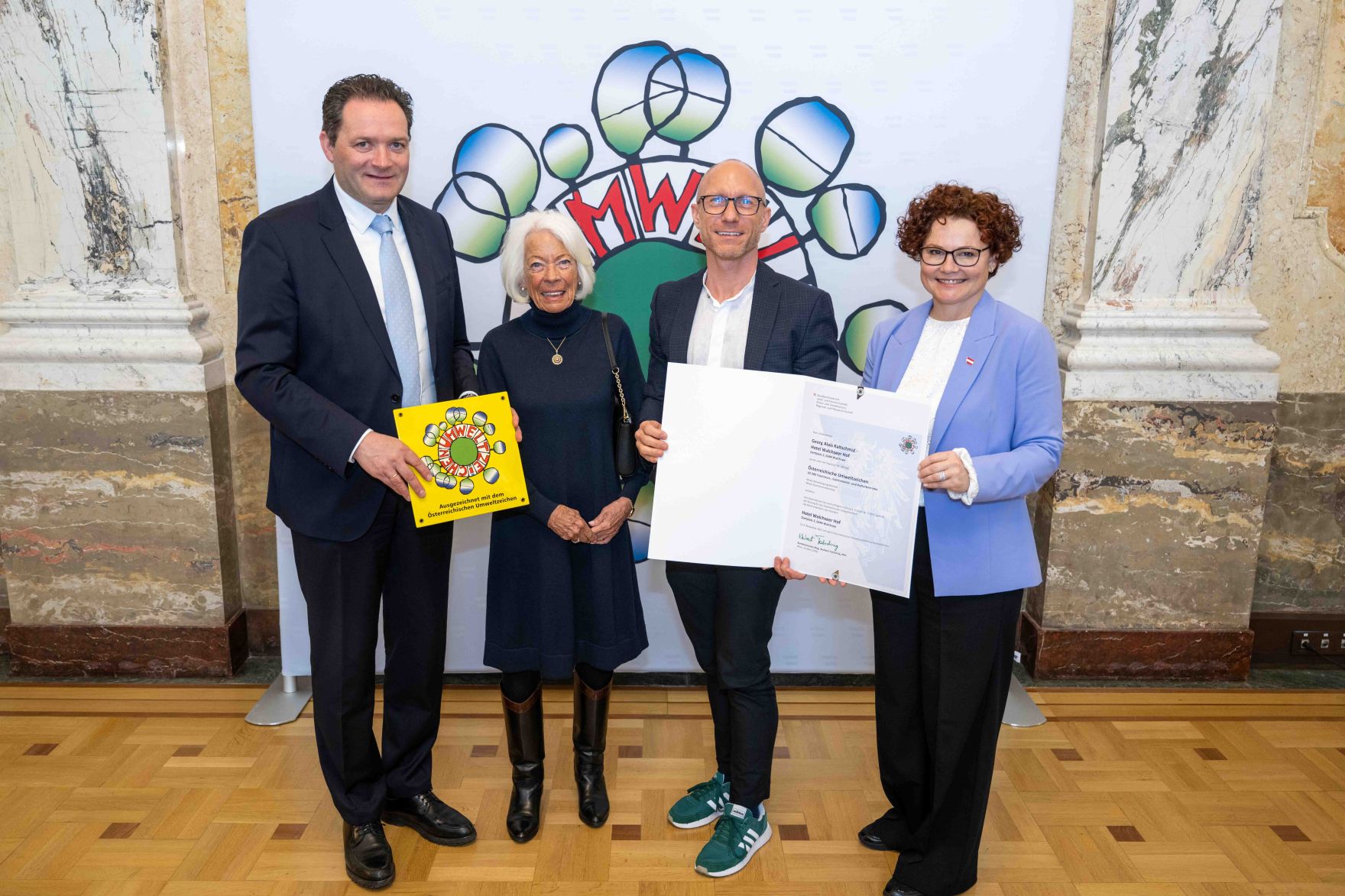 Bundesminister Norbert Totschnig verlieh das &Ouml;sterreichische Umweltzeichen an Unternehmen, die besonders nachhaltig wirtschaften. Die Umweltzeichenverleihung fand im Marmorsaal des Regierungsgeb&auml;udes am Stubenring statt.