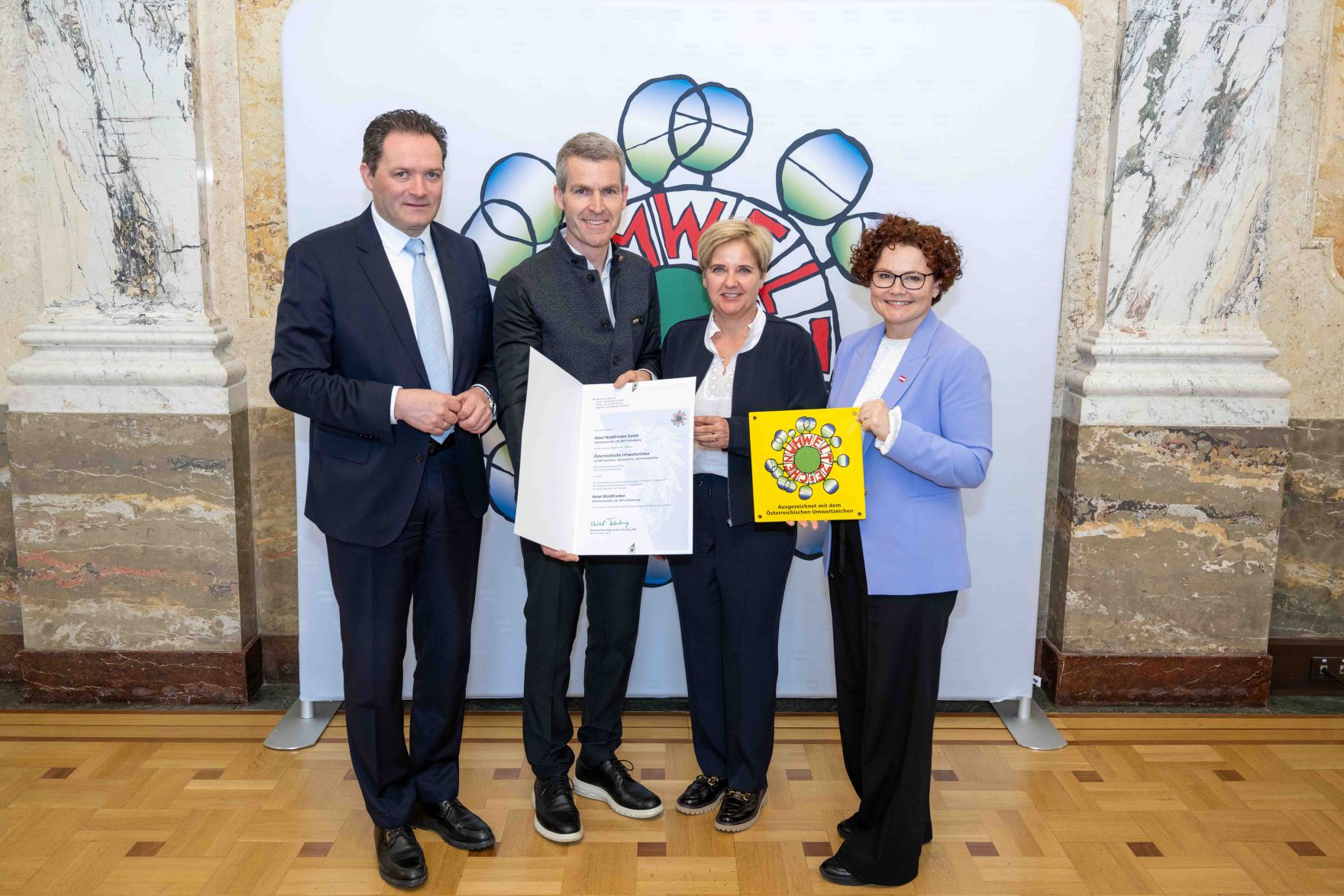 Bundesminister Norbert Totschnig verlieh das &Ouml;sterreichische Umweltzeichen an Unternehmen, die besonders nachhaltig wirtschaften. Die Umweltzeichenverleihung fand im Marmorsaal des Regierungsgeb&auml;udes am Stubenring statt.