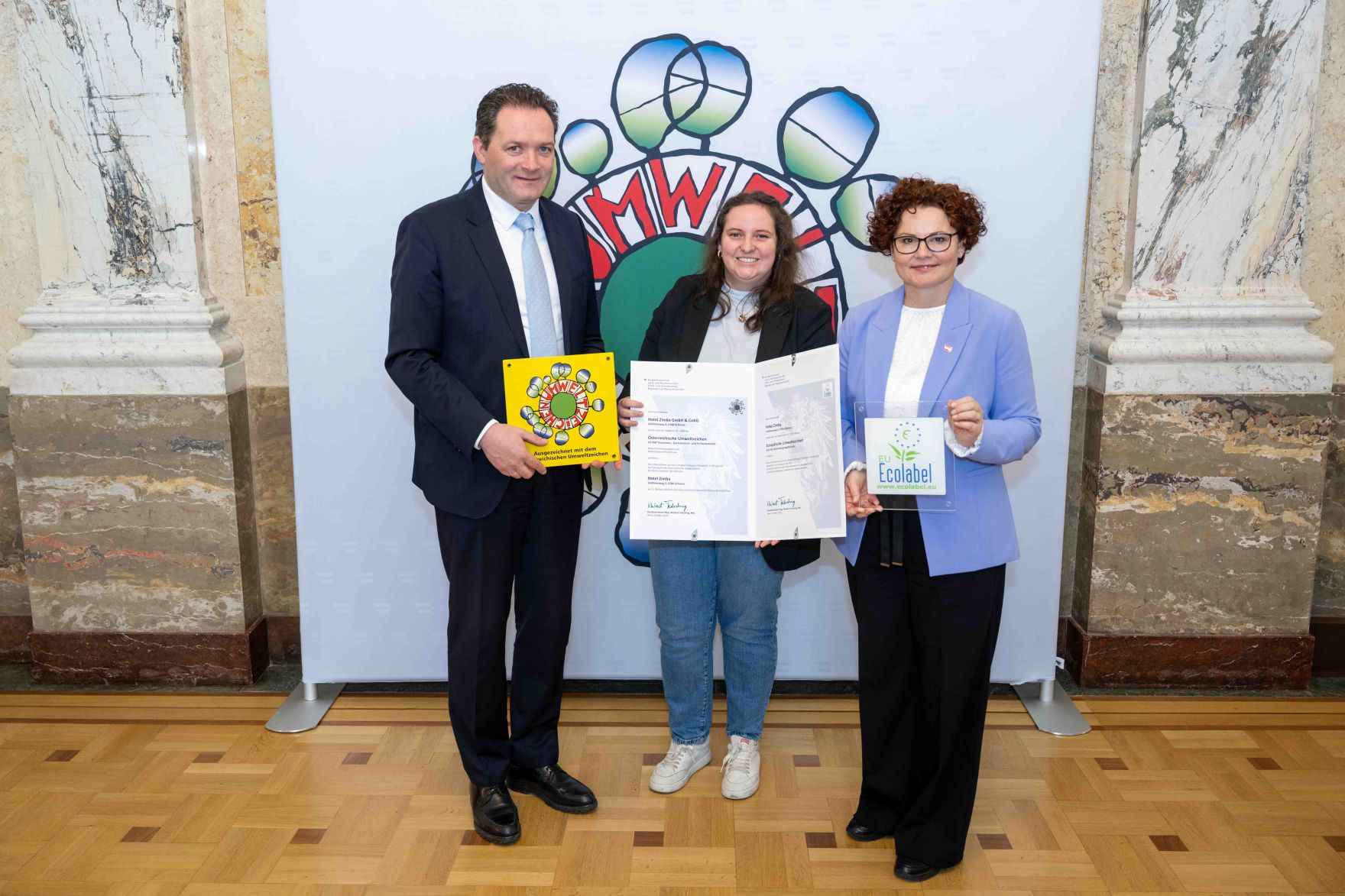 Bundesminister Norbert Totschnig verlieh das &Ouml;sterreichische Umweltzeichen an Unternehmen, die besonders nachhaltig wirtschaften. Die Umweltzeichenverleihung fand im Marmorsaal des Regierungsgeb&auml;udes am Stubenring statt.