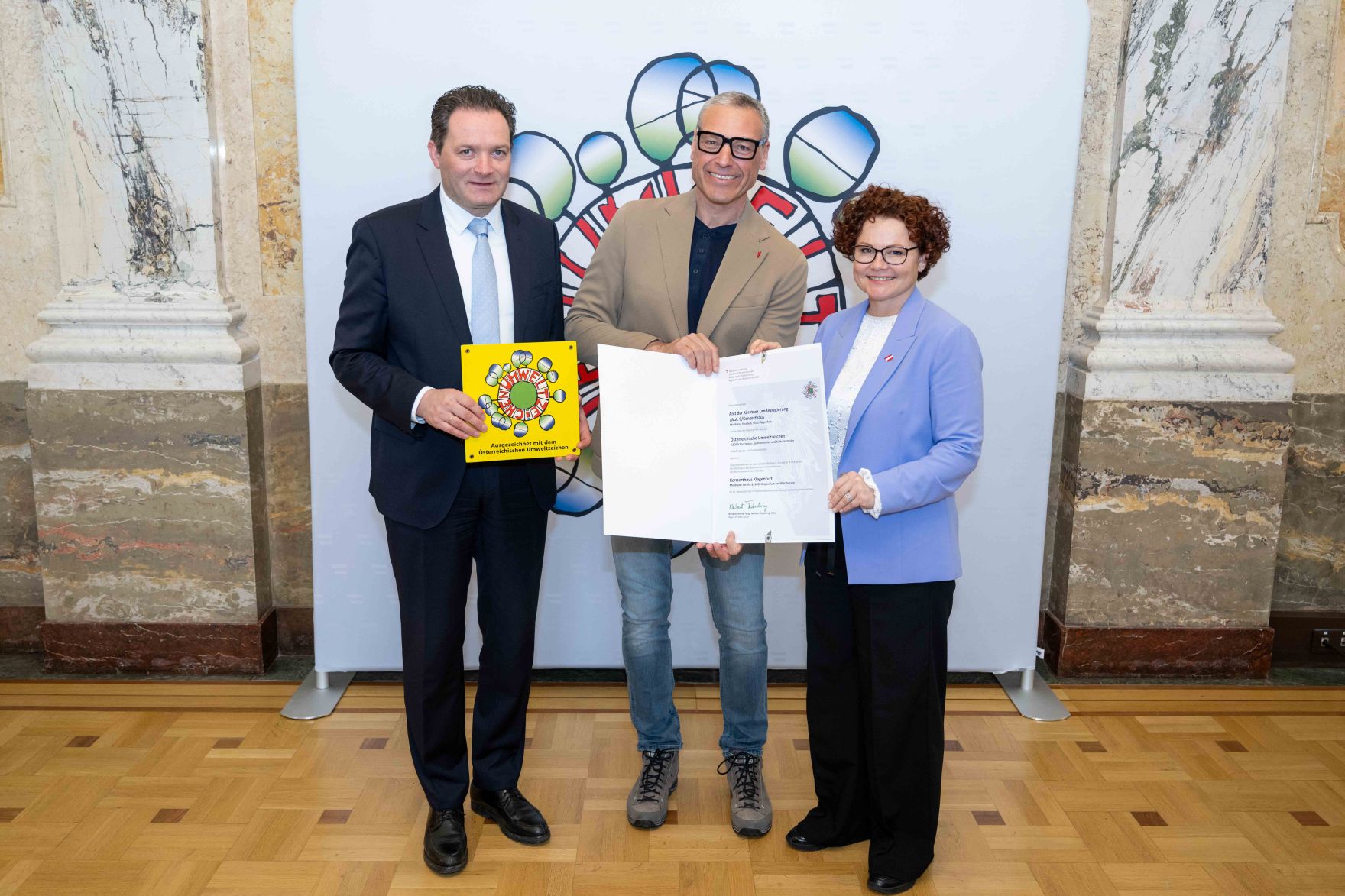Bundesminister Norbert Totschnig verlieh das &Ouml;sterreichische Umweltzeichen an Unternehmen, die besonders nachhaltig wirtschaften. Die Umweltzeichenverleihung fand im Marmorsaal des Regierungsgeb&auml;udes am Stubenring statt.