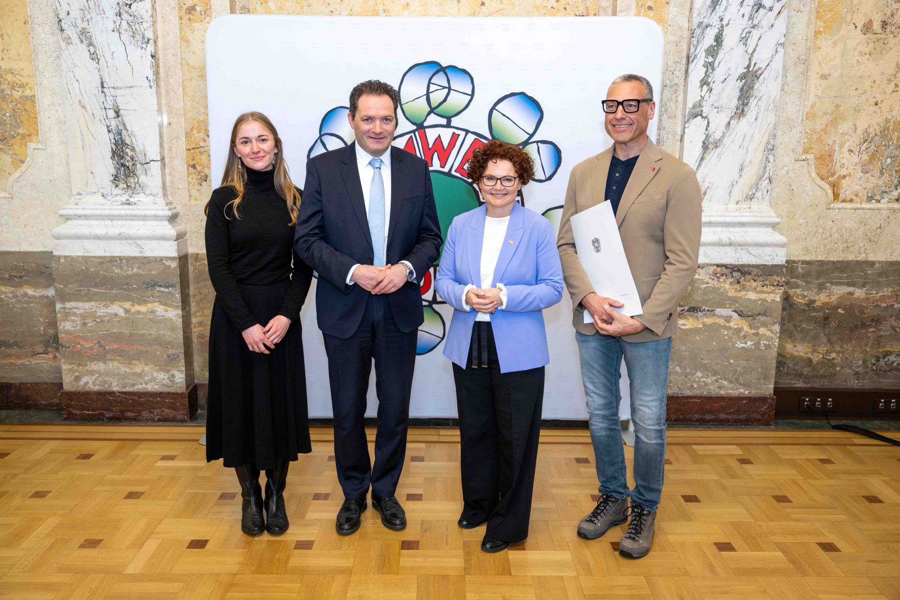 Bundesminister Norbert Totschnig verlieh das &Ouml;sterreichische Umweltzeichen an Unternehmen, die besonders nachhaltig wirtschaften. Die Umweltzeichenverleihung fand im Marmorsaal des Regierungsgeb&auml;udes am Stubenring statt.