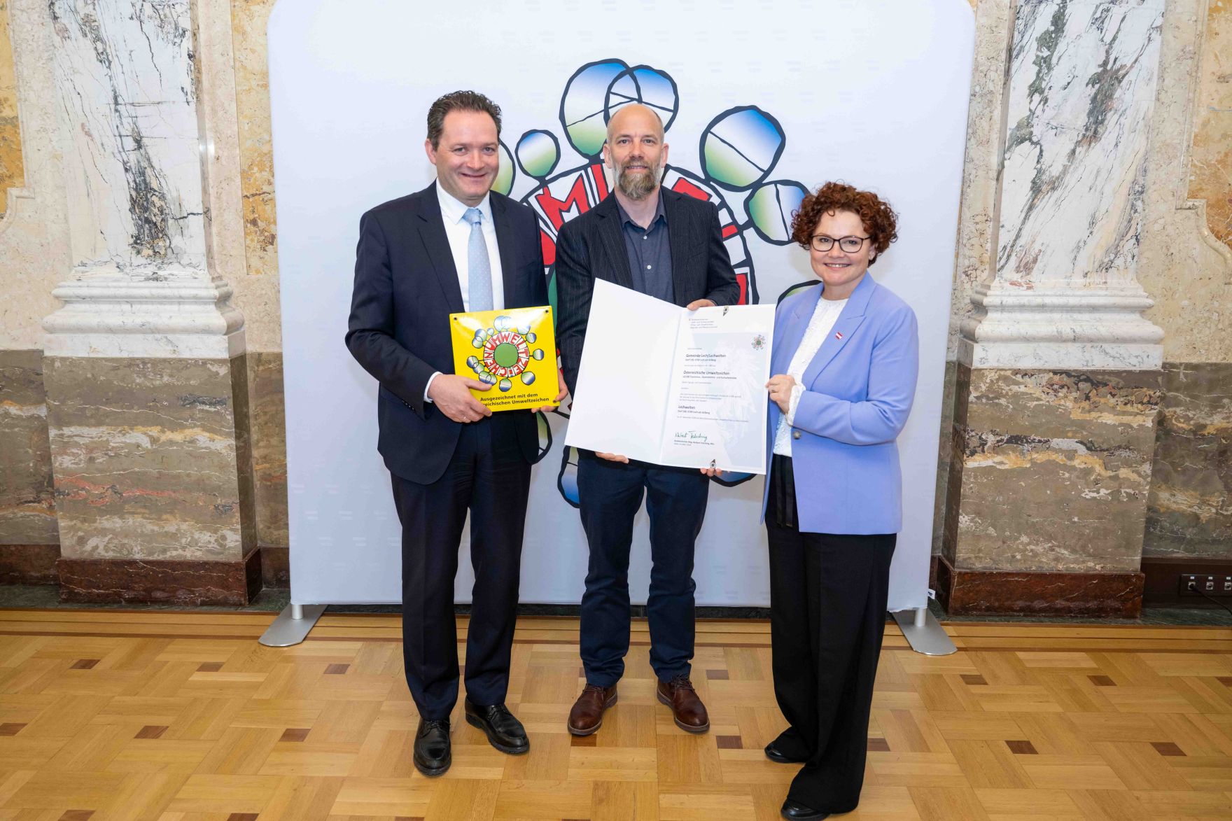 Bundesminister Norbert Totschnig verlieh das &Ouml;sterreichische Umweltzeichen an Unternehmen, die besonders nachhaltig wirtschaften. Die Umweltzeichenverleihung fand im Marmorsaal des Regierungsgeb&auml;udes am Stubenring statt.