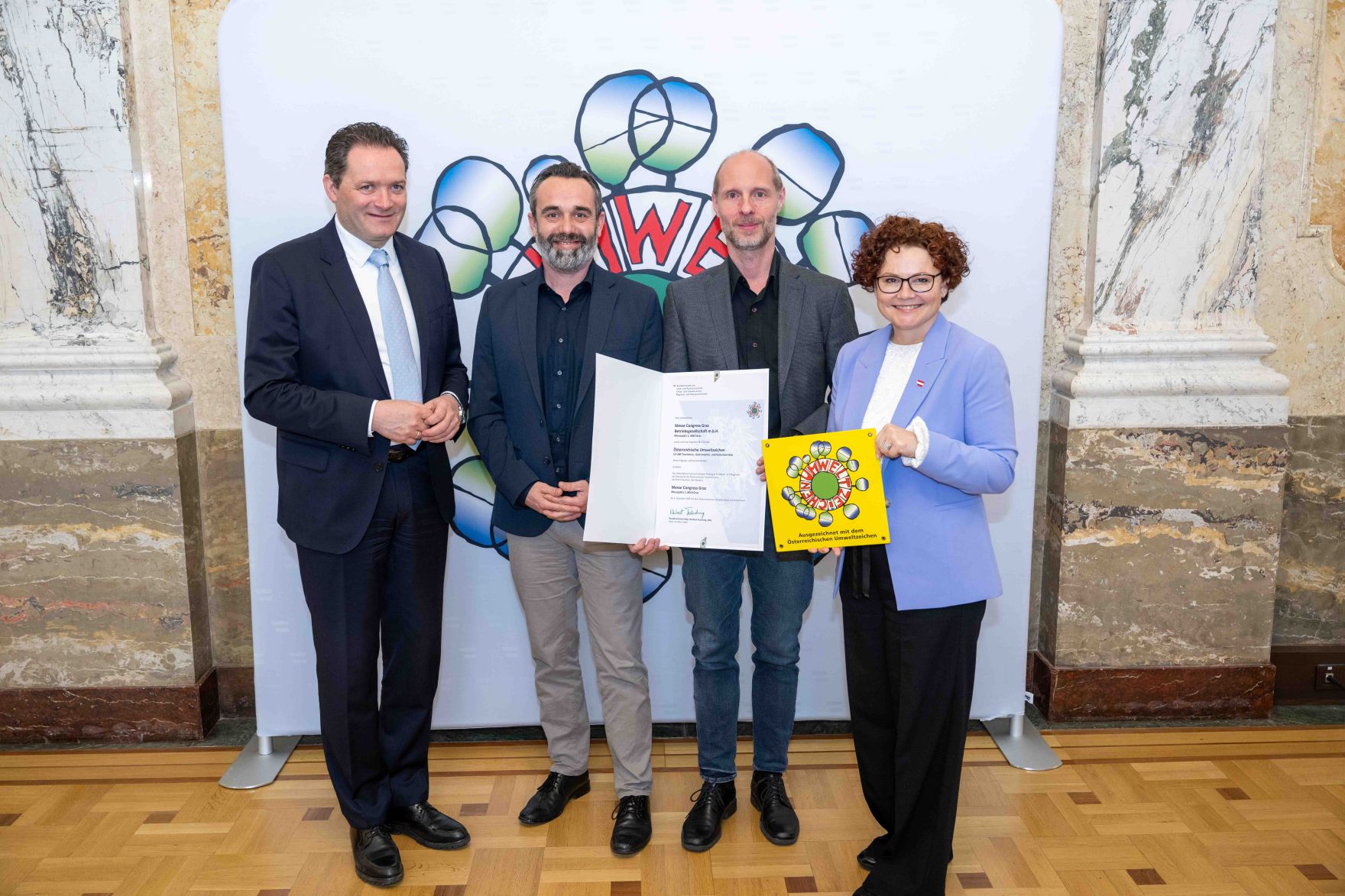Bundesminister Norbert Totschnig verlieh das &Ouml;sterreichische Umweltzeichen an Unternehmen, die besonders nachhaltig wirtschaften. Die Umweltzeichenverleihung fand im Marmorsaal des Regierungsgeb&auml;udes am Stubenring statt.