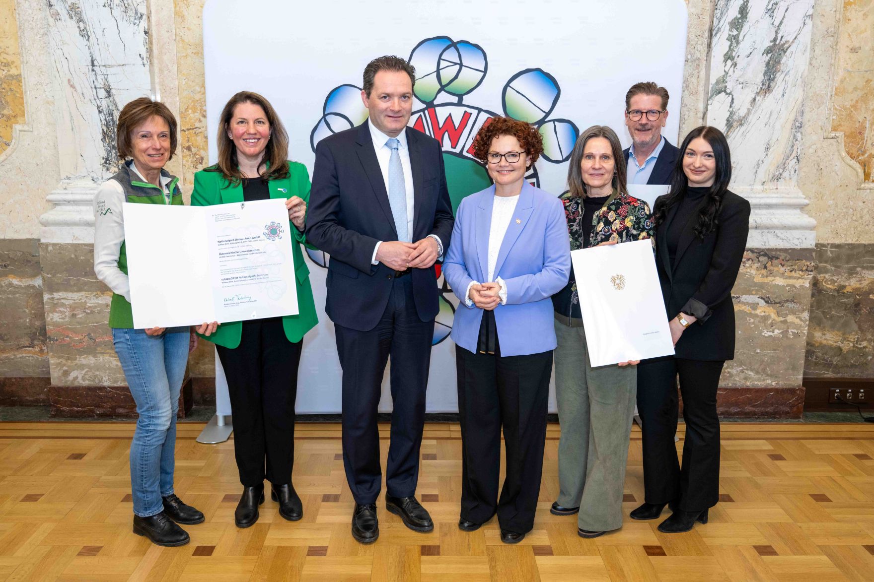 Bundesminister Norbert Totschnig verlieh das &Ouml;sterreichische Umweltzeichen an Unternehmen, die besonders nachhaltig wirtschaften. Die Umweltzeichenverleihung fand im Marmorsaal des Regierungsgeb&auml;udes am Stubenring statt.