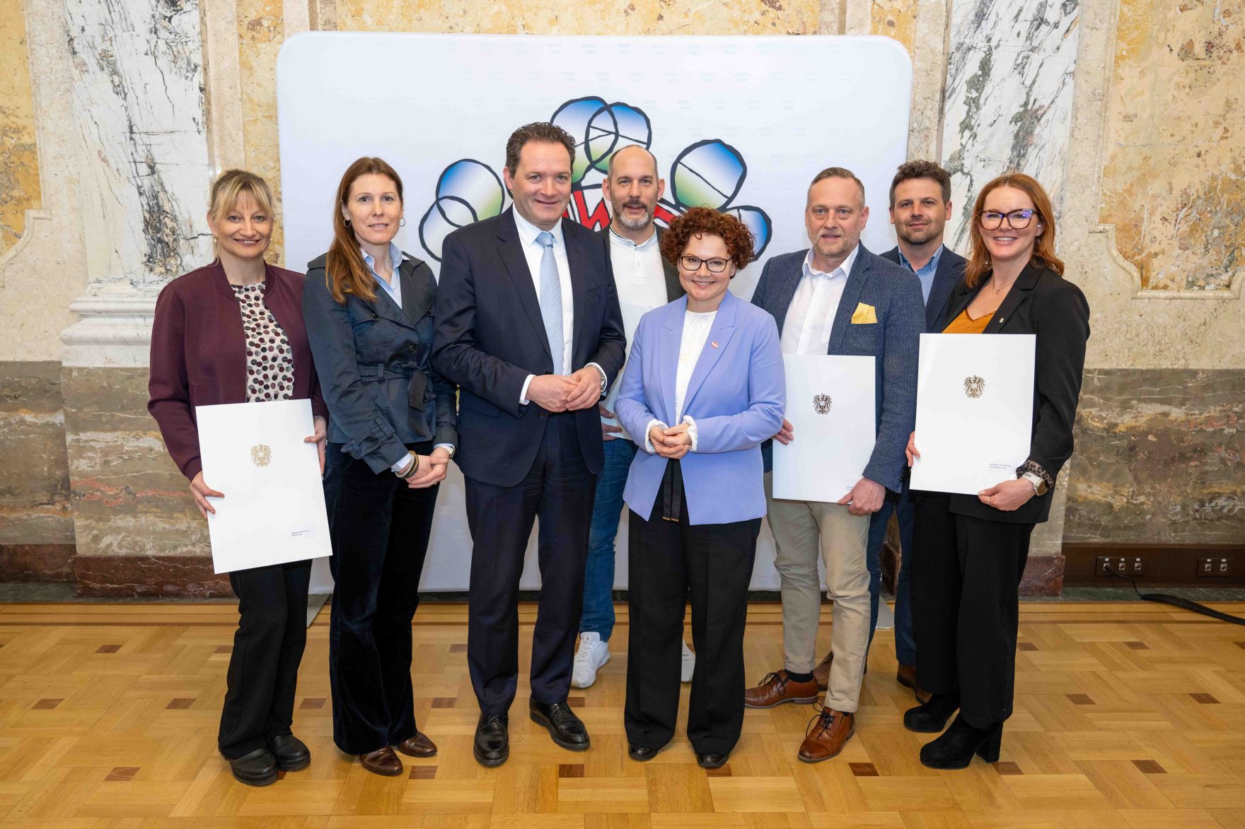Bundesminister Norbert Totschnig verlieh das &Ouml;sterreichische Umweltzeichen an Unternehmen, die besonders nachhaltig wirtschaften. Die Umweltzeichenverleihung fand im Marmorsaal des Regierungsgeb&auml;udes am Stubenring statt.