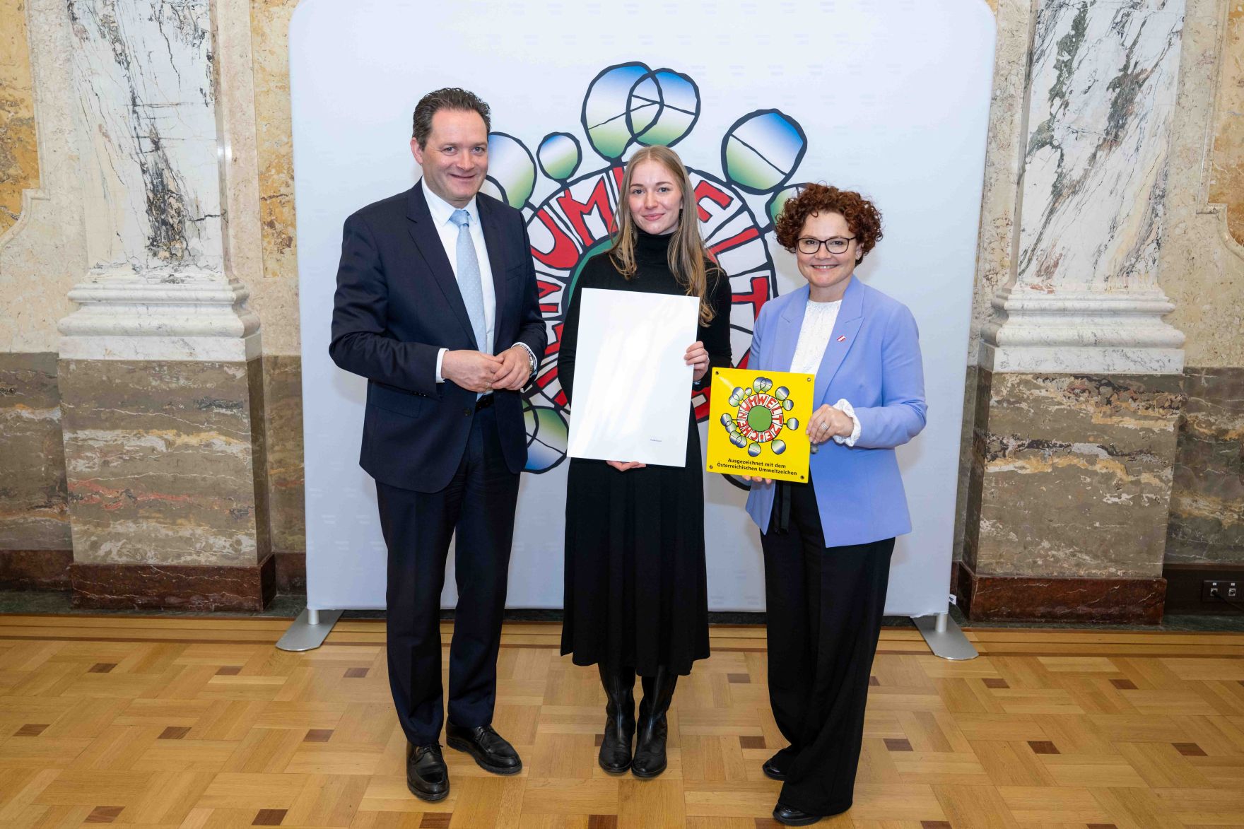 Bundesminister Norbert Totschnig verlieh das &Ouml;sterreichische Umweltzeichen an Unternehmen, die besonders nachhaltig wirtschaften. Die Umweltzeichenverleihung fand im Marmorsaal des Regierungsgeb&auml;udes am Stubenring statt.