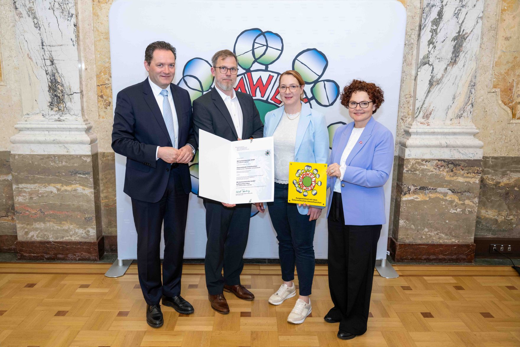 Bundesminister Norbert Totschnig verlieh das &Ouml;sterreichische Umweltzeichen an Unternehmen, die besonders nachhaltig wirtschaften. Die Umweltzeichenverleihung fand im Marmorsaal des Regierungsgeb&auml;udes am Stubenring statt.