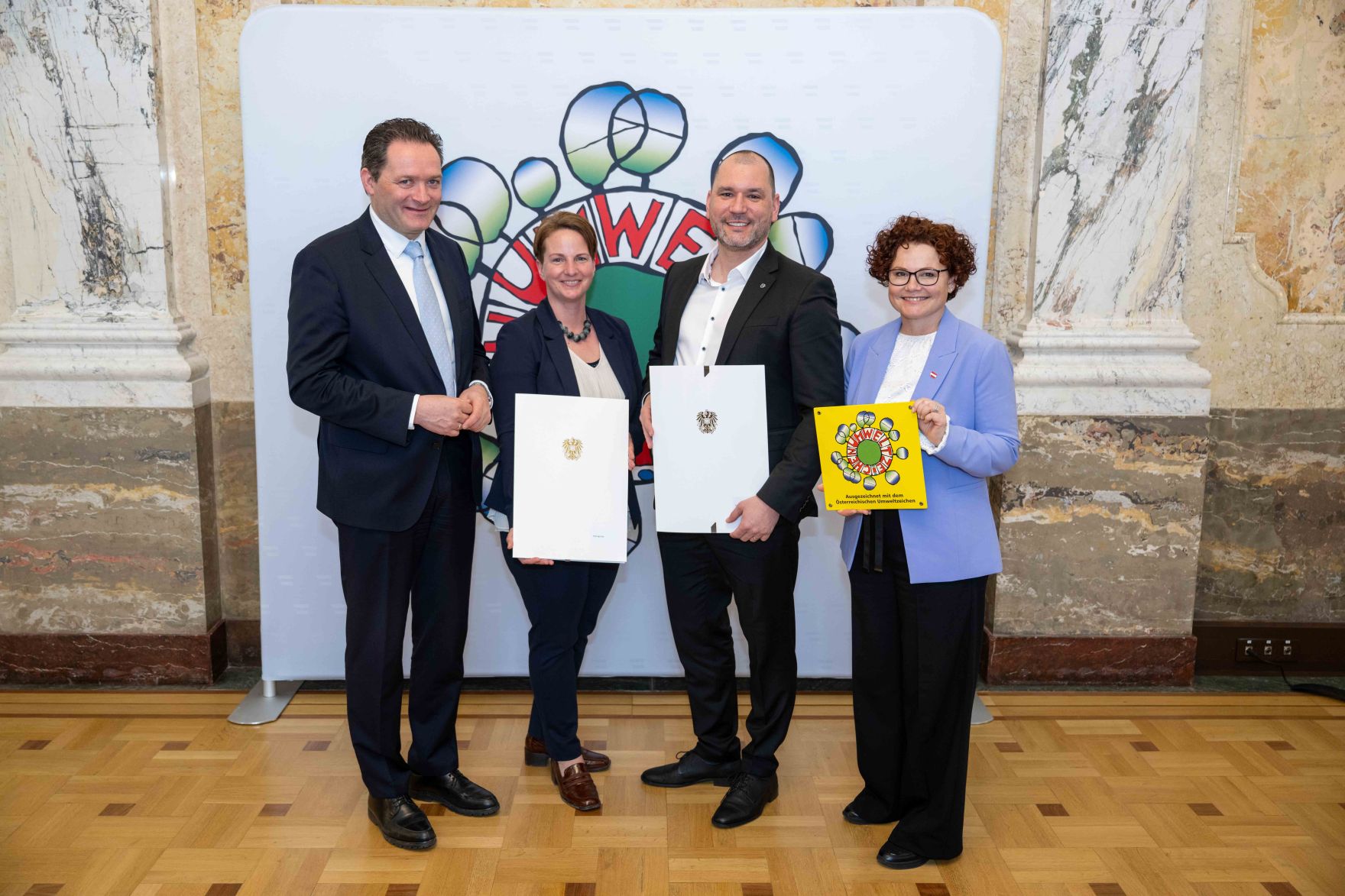 Bundesminister Norbert Totschnig verlieh das &Ouml;sterreichische Umweltzeichen an Unternehmen, die besonders nachhaltig wirtschaften. Die Umweltzeichenverleihung fand im Marmorsaal des Regierungsgeb&auml;udes am Stubenring statt.