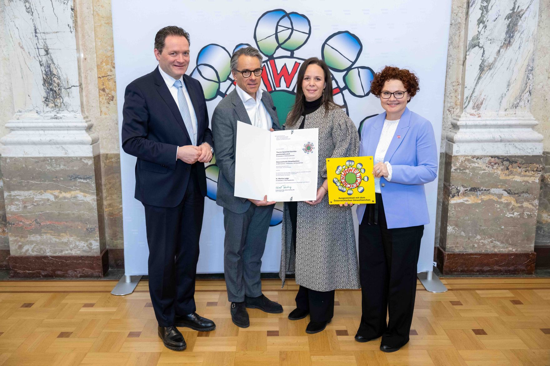 Bundesminister Norbert Totschnig verlieh das &Ouml;sterreichische Umweltzeichen an Unternehmen, die besonders nachhaltig wirtschaften. Die Umweltzeichenverleihung fand im Marmorsaal des Regierungsgeb&auml;udes am Stubenring statt.