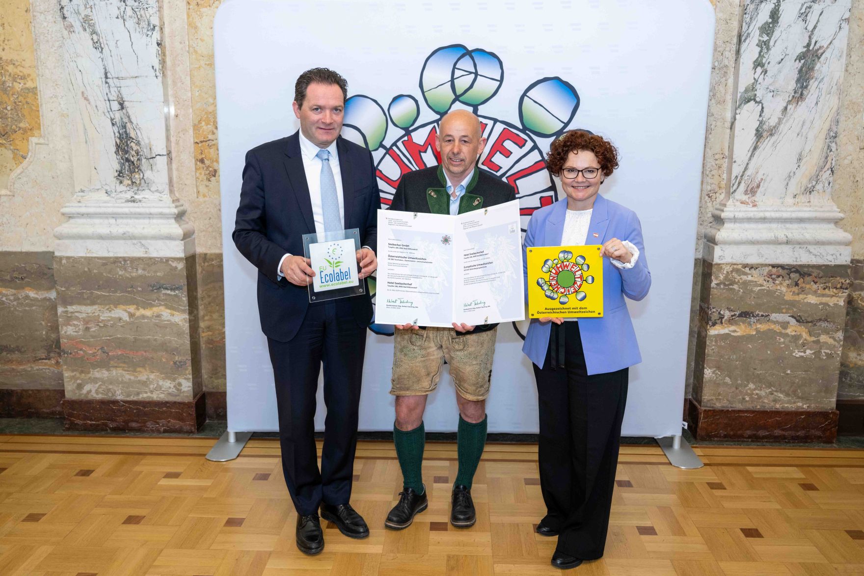 Bundesminister Norbert Totschnig verlieh das &Ouml;sterreichische Umweltzeichen an Unternehmen, die besonders nachhaltig wirtschaften. Die Umweltzeichenverleihung fand im Marmorsaal des Regierungsgeb&auml;udes am Stubenring statt.