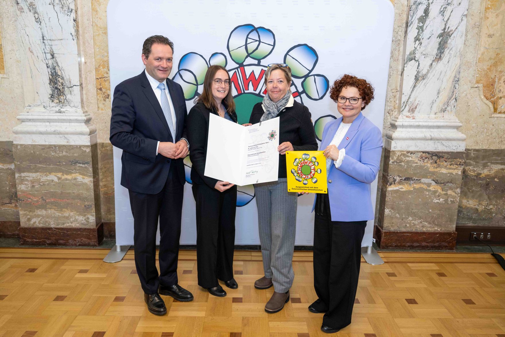 Bundesminister Norbert Totschnig verlieh das &Ouml;sterreichische Umweltzeichen an Unternehmen, die besonders nachhaltig wirtschaften. Die Umweltzeichenverleihung fand im Marmorsaal des Regierungsgeb&auml;udes am Stubenring statt.