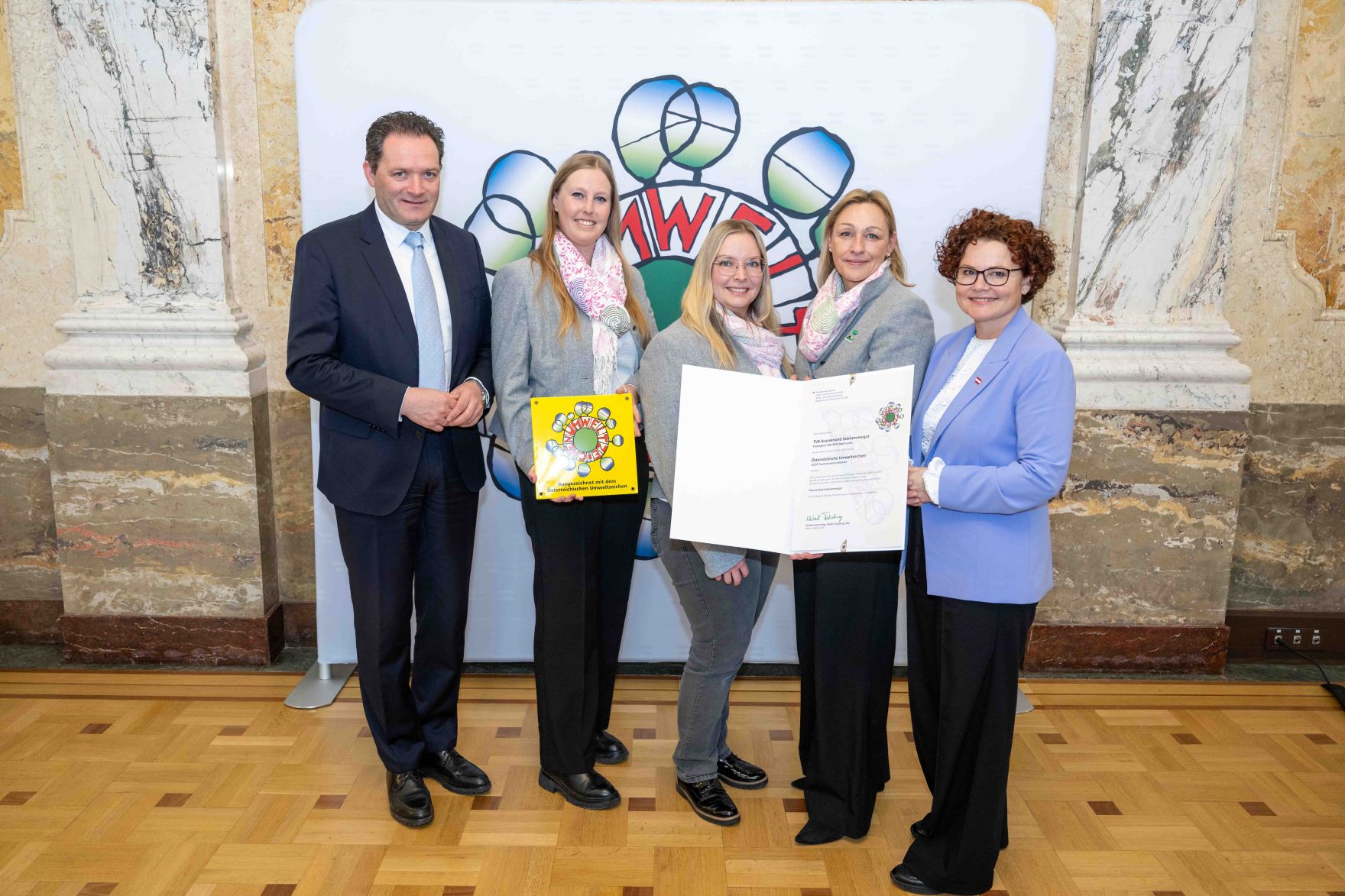 Bundesminister Norbert Totschnig verlieh das &Ouml;sterreichische Umweltzeichen an Unternehmen, die besonders nachhaltig wirtschaften. Die Umweltzeichenverleihung fand im Marmorsaal des Regierungsgeb&auml;udes am Stubenring statt.