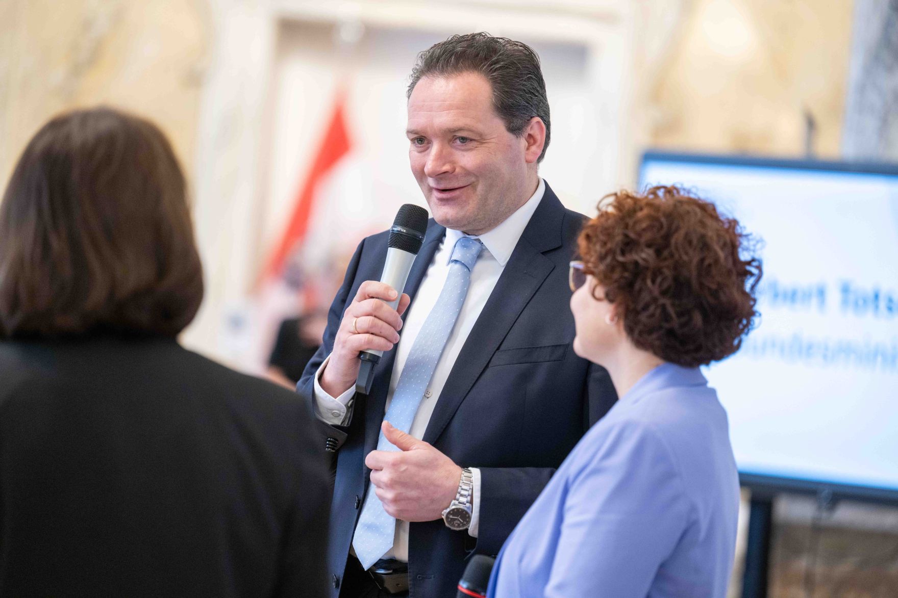 Bundesminister Norbert Totschnig verlieh das &Ouml;sterreichische Umweltzeichen an Unternehmen, die besonders nachhaltig wirtschaften. Die Umweltzeichenverleihung fand im Marmorsaal des Regierungsgeb&auml;udes am Stubenring statt.