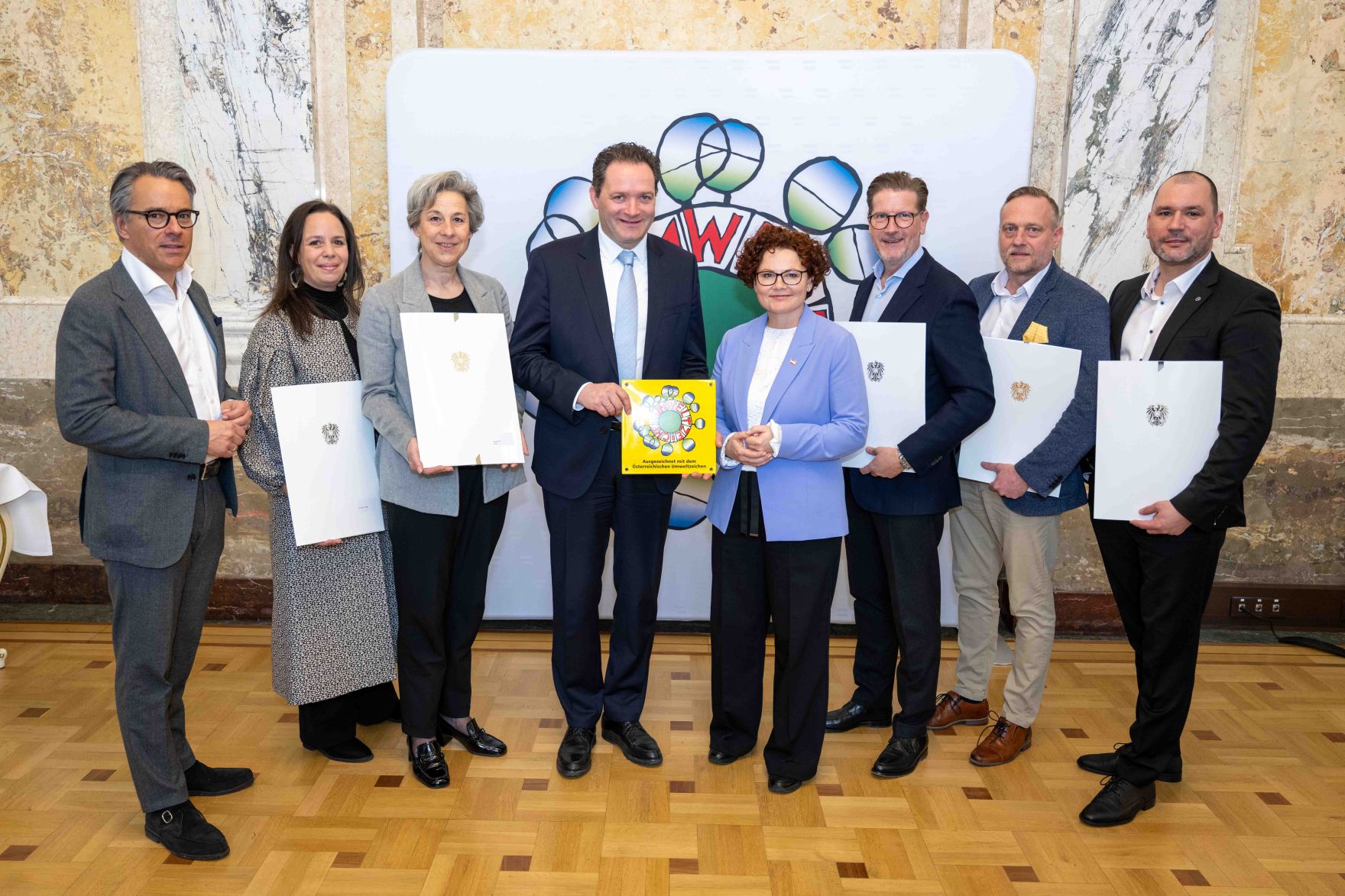 Bundesminister Norbert Totschnig verlieh das &Ouml;sterreichische Umweltzeichen an Unternehmen, die besonders nachhaltig wirtschaften. Die Umweltzeichenverleihung fand im Marmorsaal des Regierungsgeb&auml;udes am Stubenring statt.