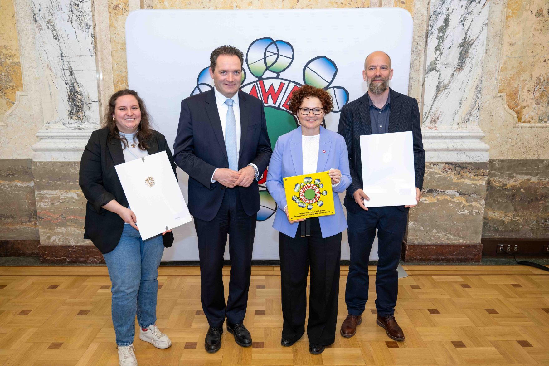 Bundesminister Norbert Totschnig verlieh das &Ouml;sterreichische Umweltzeichen an Unternehmen, die besonders nachhaltig wirtschaften. Die Umweltzeichenverleihung fand im Marmorsaal des Regierungsgeb&auml;udes am Stubenring statt.
