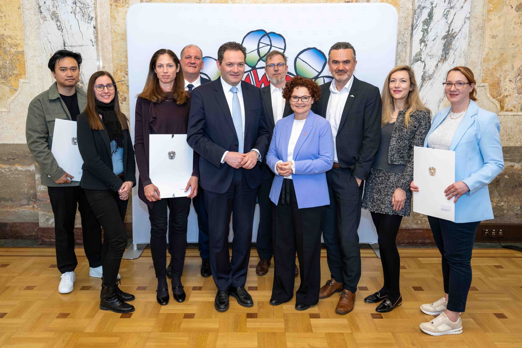 Bundesminister Norbert Totschnig verlieh das &Ouml;sterreichische Umweltzeichen an Unternehmen, die besonders nachhaltig wirtschaften. Die Umweltzeichenverleihung fand im Marmorsaal des Regierungsgeb&auml;udes am Stubenring statt.