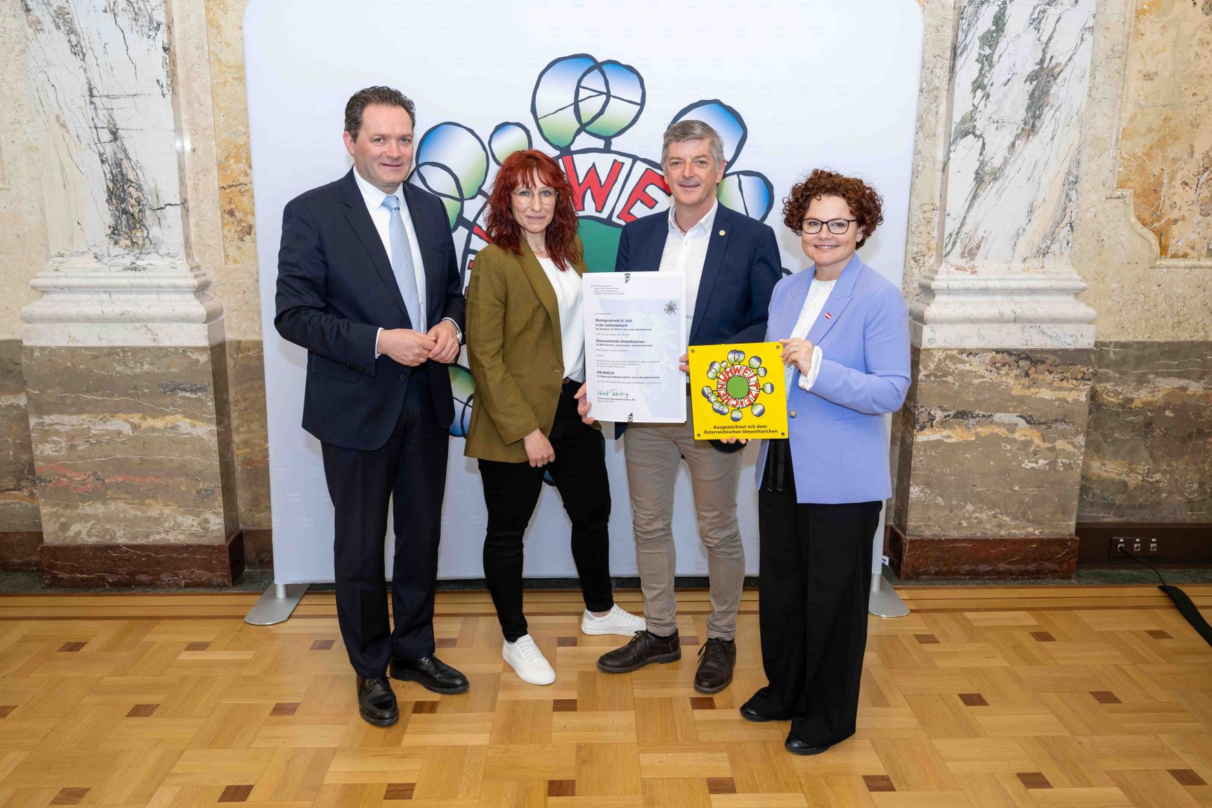 Bundesminister Norbert Totschnig verlieh das &Ouml;sterreichische Umweltzeichen an Unternehmen, die besonders nachhaltig wirtschaften. Die Umweltzeichenverleihung fand im Marmorsaal des Regierungsgeb&auml;udes am Stubenring statt.