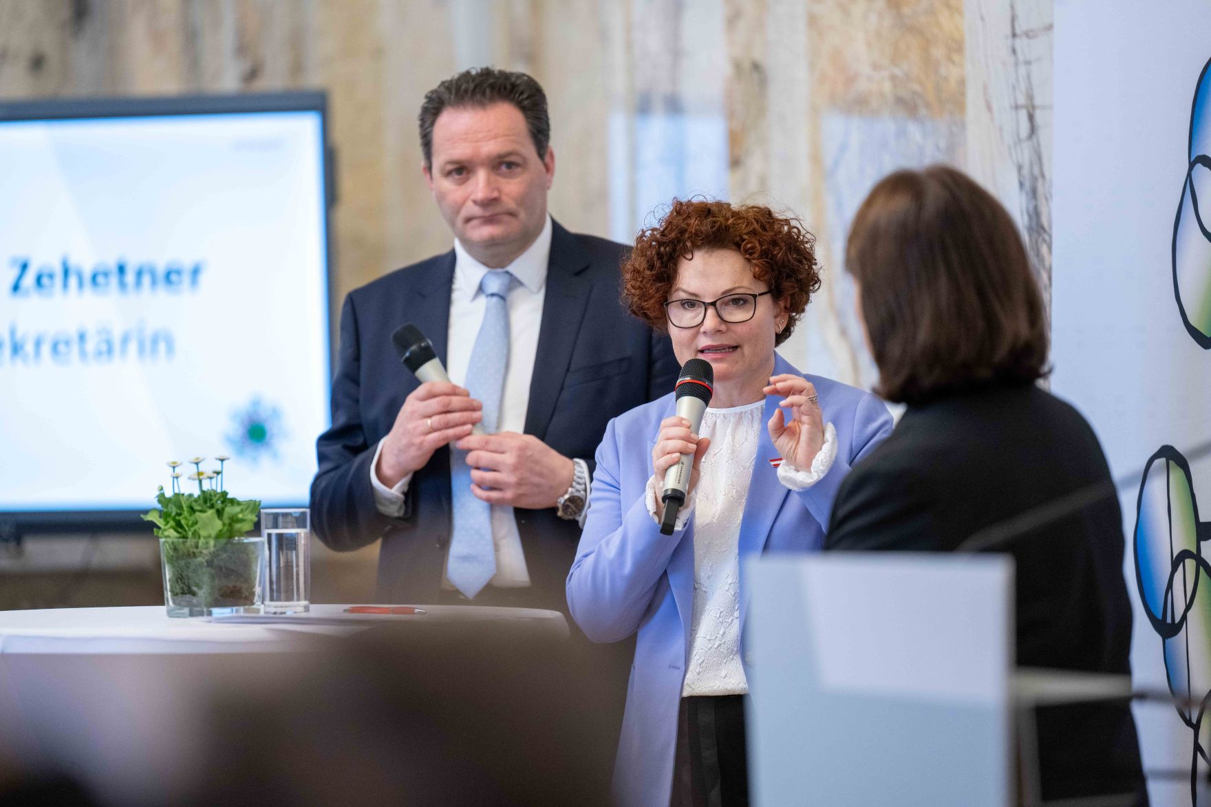 Bundesminister Norbert Totschnig verlieh das &Ouml;sterreichische Umweltzeichen an Unternehmen, die besonders nachhaltig wirtschaften. Die Umweltzeichenverleihung fand im Marmorsaal des Regierungsgeb&auml;udes am Stubenring statt.