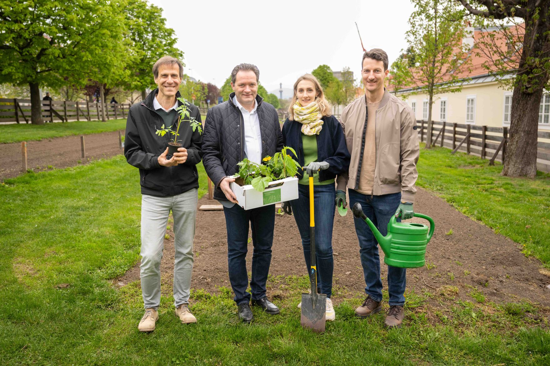 Jedes Jahr werden 120 Beete beim Wiener Augarten an Wienerinnen und Wiener verlost. Am 15. April 2026 erfolgte die Beet&uuml;bergabe an die Gewinnerinnen und Gewinner. Herr Bundesminister Norbert Totschnig nahm bei der &Uuml;bergabe teil.