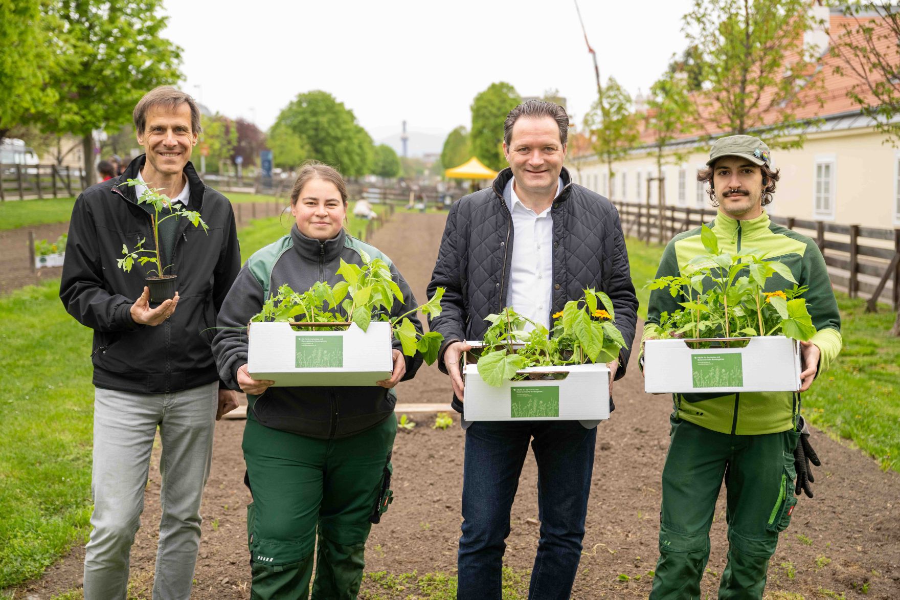 Jedes Jahr werden 120 Beete beim Wiener Augarten an Wienerinnen und Wiener verlost. Am 15. April 2026 erfolgte die Beet&uuml;bergabe an die Gewinnerinnen und Gewinner. Herr Bundesminister Norbert Totschnig nahm bei der &Uuml;bergabe teil.