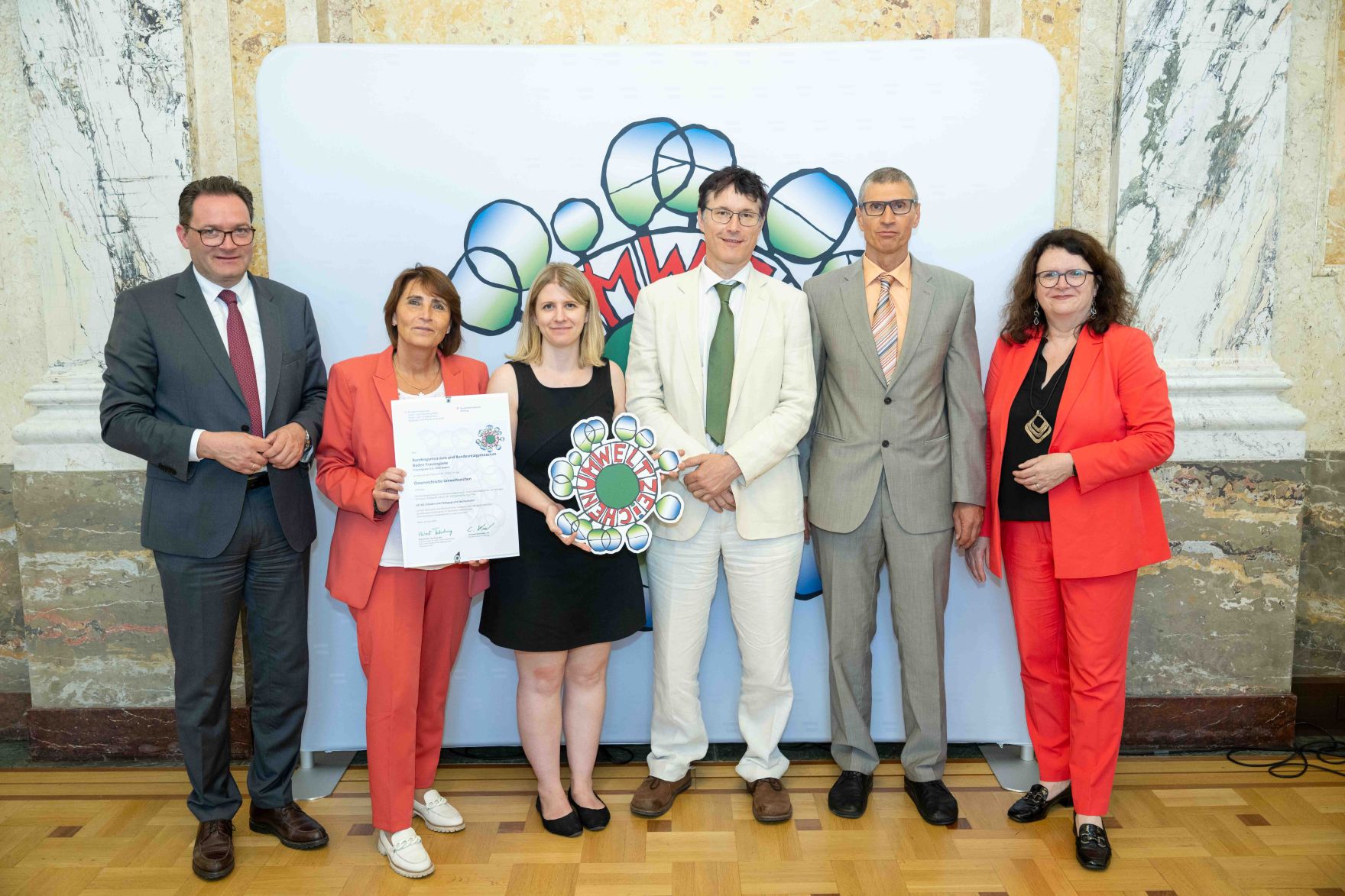 Bundesminister Norbert Totschnig verlieh, gemeinsam mit Sektionschefin Doris Wagner (BMB), das &ouml;sterreichische Umweltzeichen an Schulen, Bildungseinrichtungen und Kinderg&auml;rten.