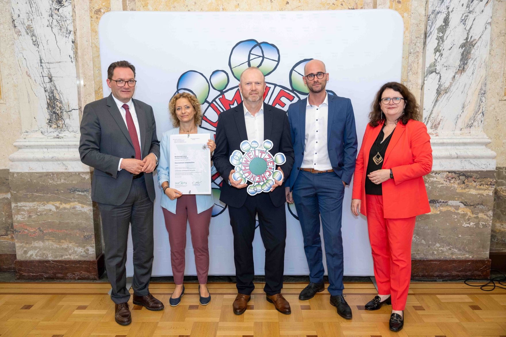 Bundesminister Norbert Totschnig verlieh, gemeinsam mit Sektionschefin Doris Wagner (BMB), das &ouml;sterreichische Umweltzeichen an Schulen, Bildungseinrichtungen und Kinderg&auml;rten.