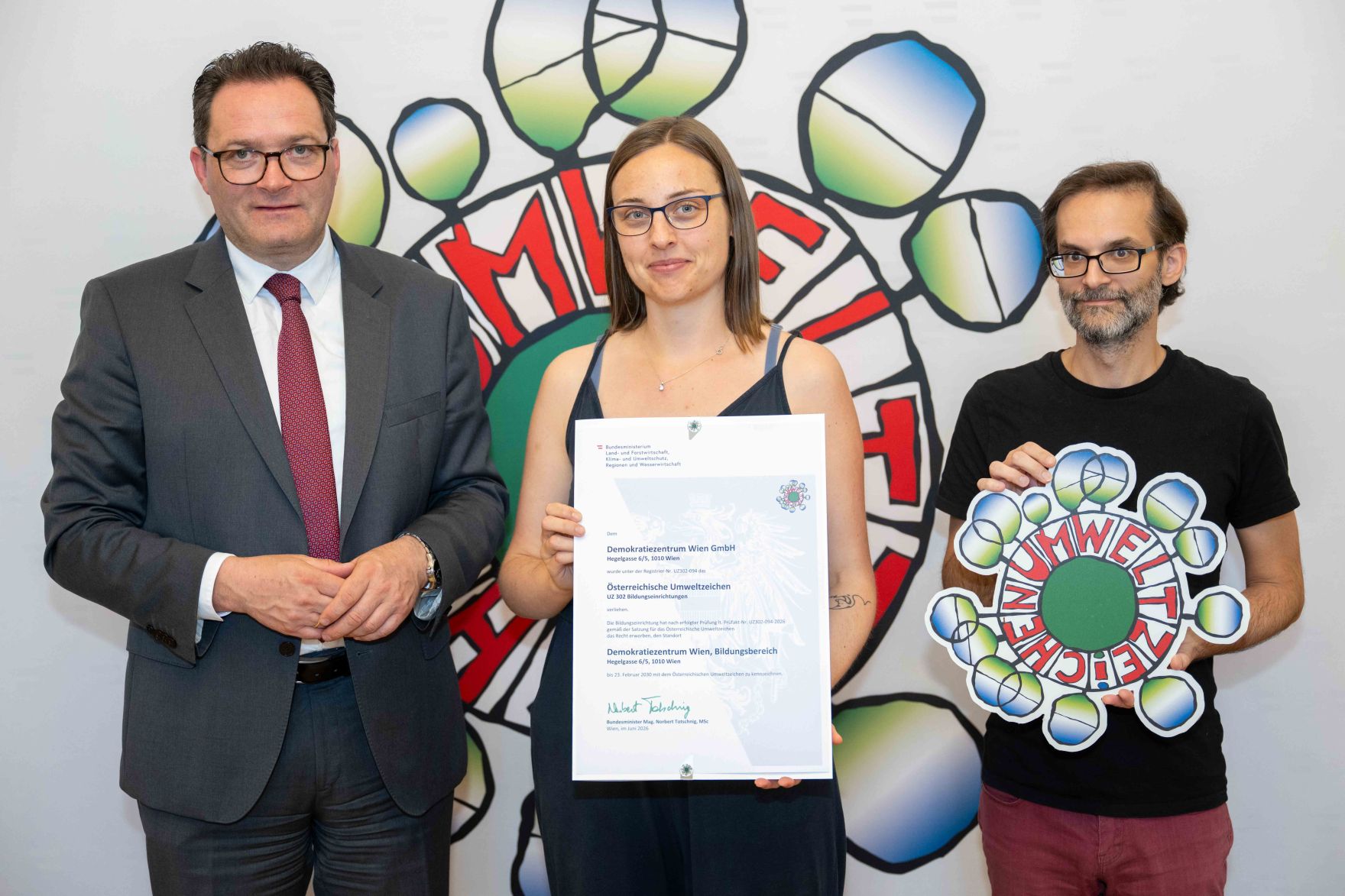 Bundesminister Norbert Totschnig verlieh, gemeinsam mit Sektionschefin Doris Wagner (BMB), das &ouml;sterreichische Umweltzeichen an Schulen, Bildungseinrichtungen und Kinderg&auml;rten.