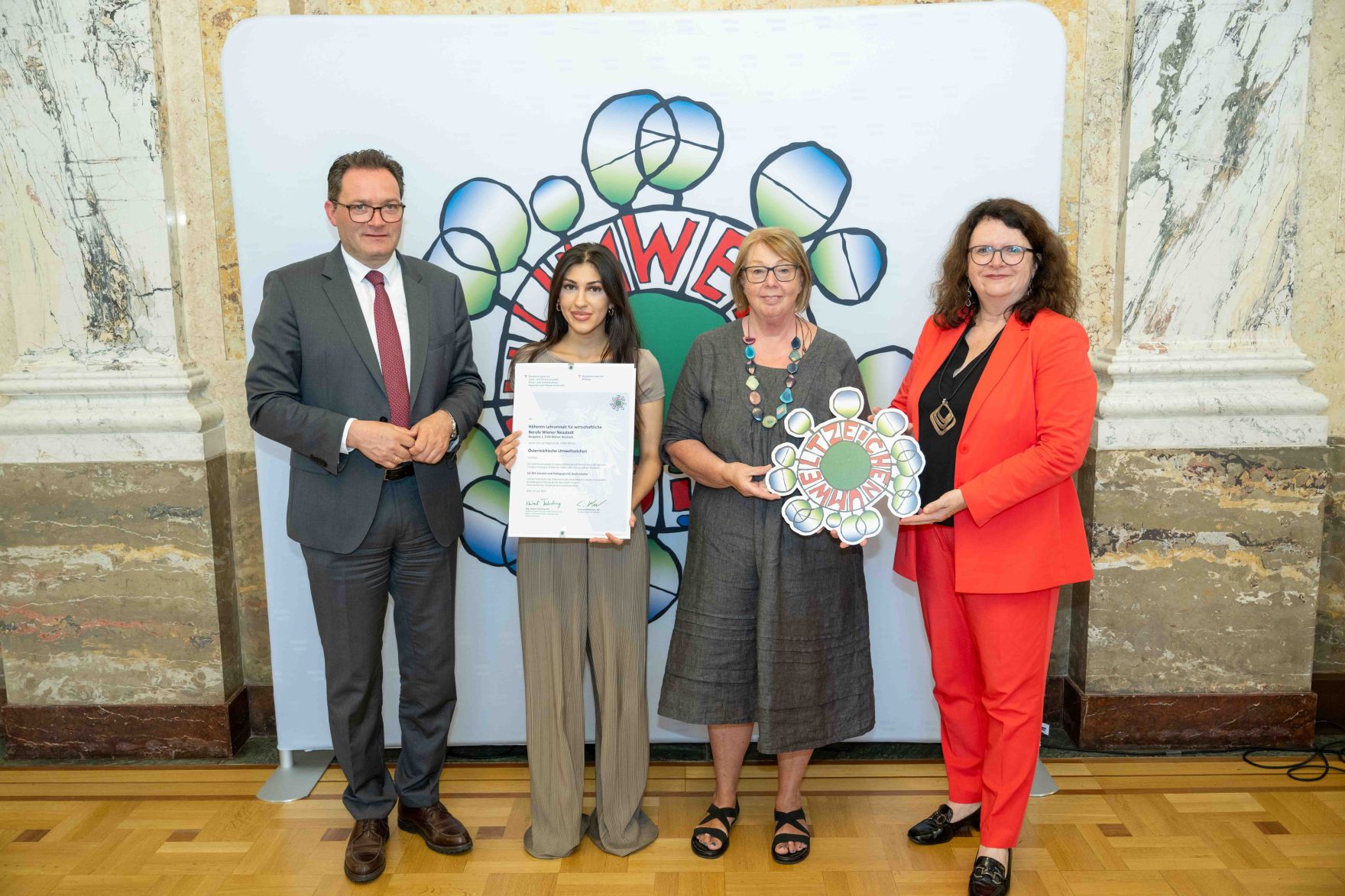 Bundesminister Norbert Totschnig verlieh, gemeinsam mit Sektionschefin Doris Wagner (BMB), das &ouml;sterreichische Umweltzeichen an Schulen, Bildungseinrichtungen und Kinderg&auml;rten.
