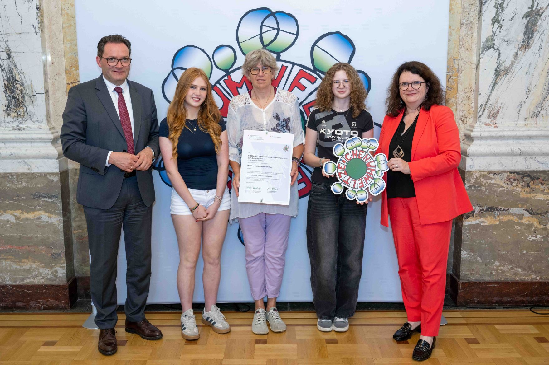 Bundesminister Norbert Totschnig verlieh, gemeinsam mit Sektionschefin Doris Wagner (BMB), das &ouml;sterreichische Umweltzeichen an Schulen, Bildungseinrichtungen und Kinderg&auml;rten.