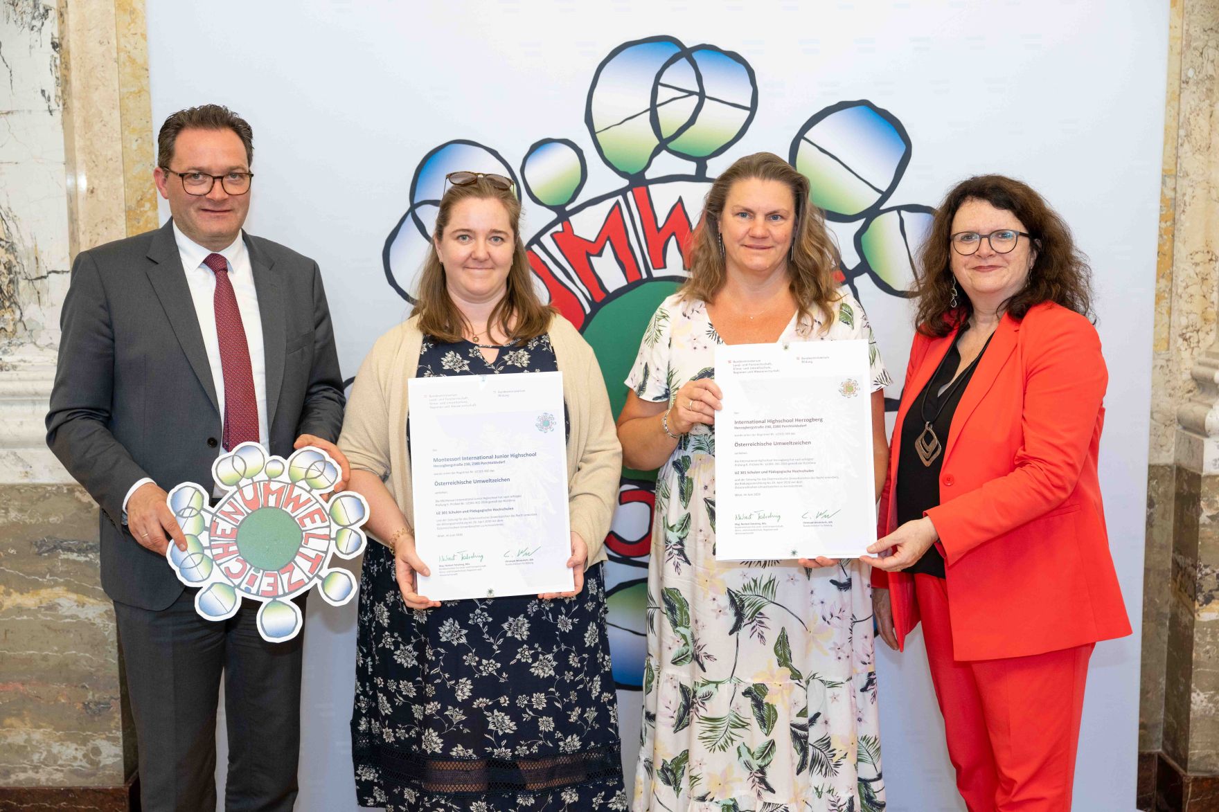 Bundesminister Norbert Totschnig verlieh, gemeinsam mit Sektionschefin Doris Wagner (BMB), das &ouml;sterreichische Umweltzeichen an Schulen, Bildungseinrichtungen und Kinderg&auml;rten.