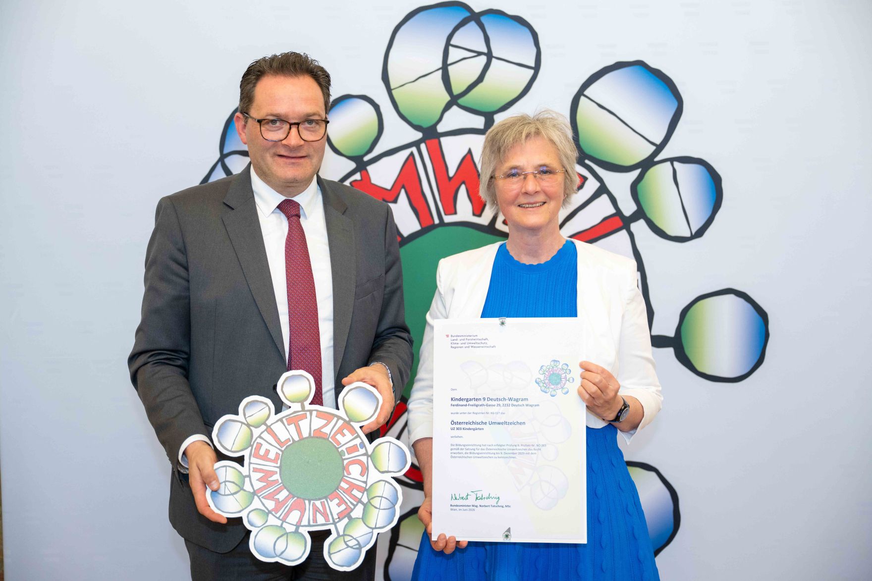 Bundesminister Norbert Totschnig verlieh, gemeinsam mit Sektionschefin Doris Wagner (BMB), das &ouml;sterreichische Umweltzeichen an Schulen, Bildungseinrichtungen und Kinderg&auml;rten.