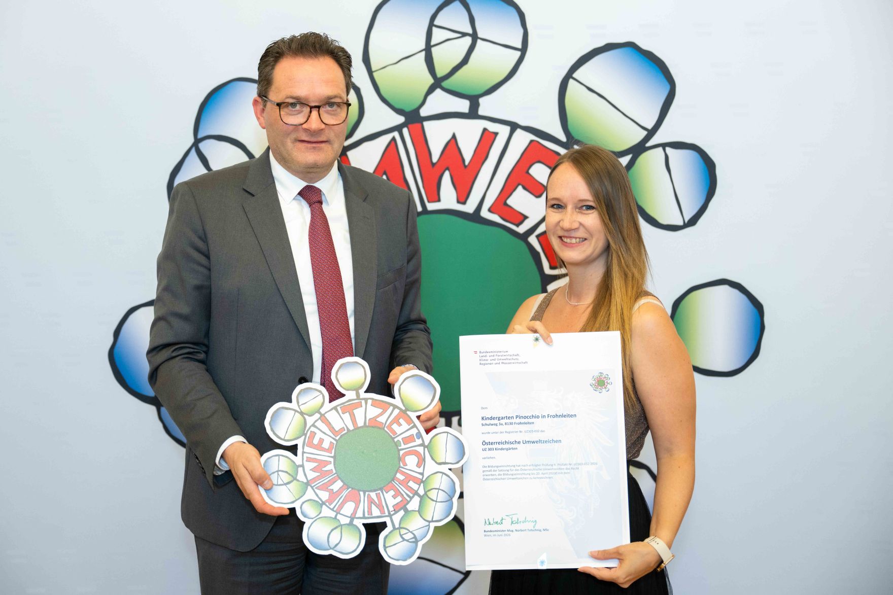Bundesminister Norbert Totschnig verlieh, gemeinsam mit Sektionschefin Doris Wagner (BMB), das &ouml;sterreichische Umweltzeichen an Schulen, Bildungseinrichtungen und Kinderg&auml;rten.