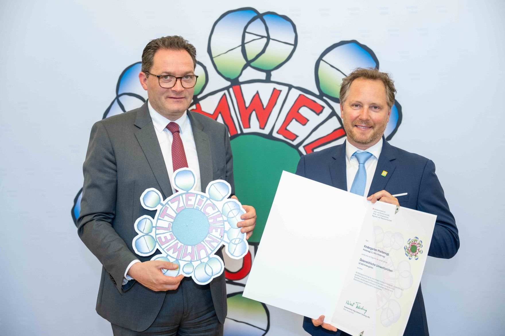 Bundesminister Norbert Totschnig verlieh, gemeinsam mit Sektionschefin Doris Wagner (BMB), das &ouml;sterreichische Umweltzeichen an Schulen, Bildungseinrichtungen und Kinderg&auml;rten.
