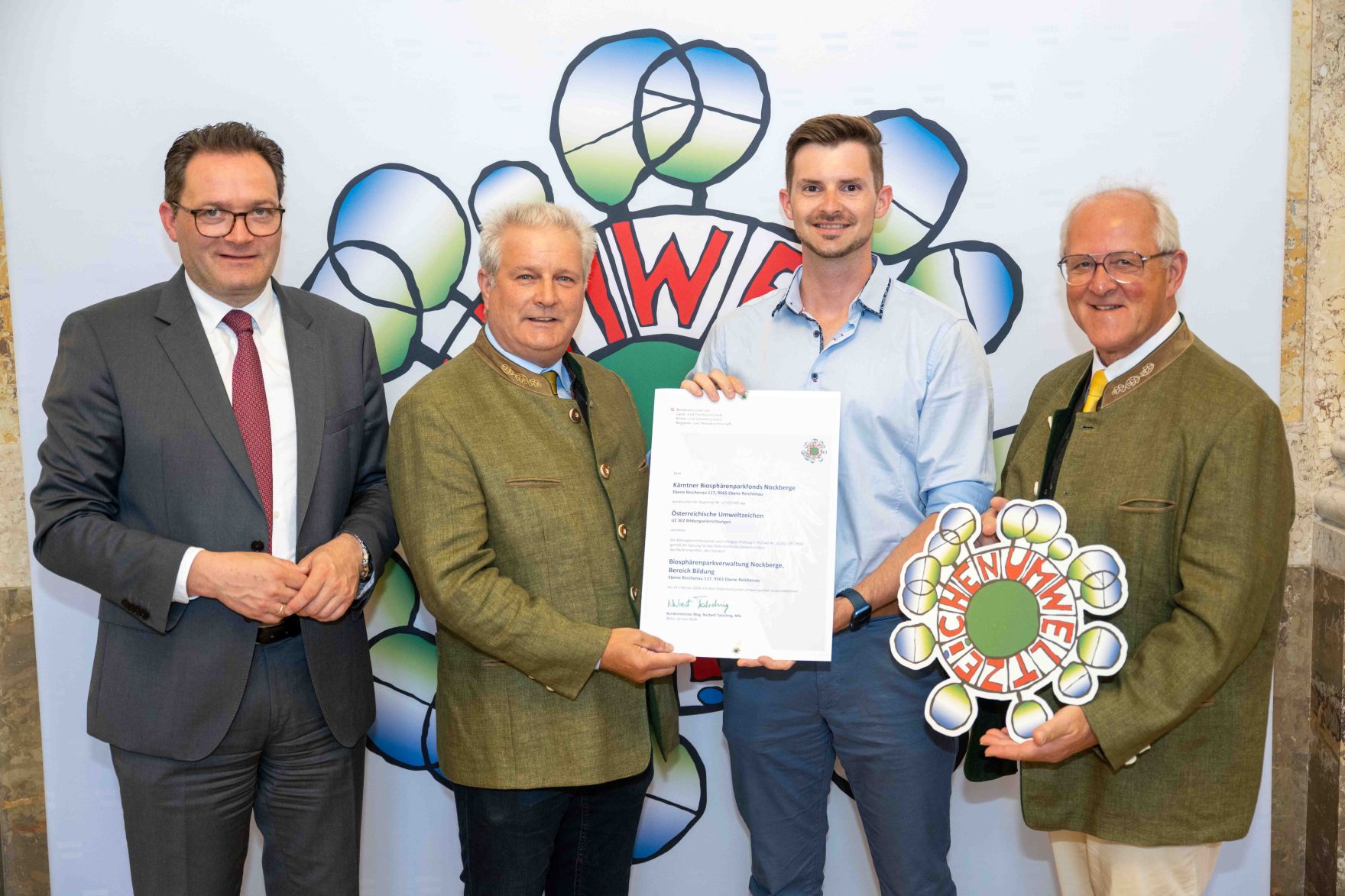 Bundesminister Norbert Totschnig verlieh, gemeinsam mit Sektionschefin Doris Wagner (BMB), das &ouml;sterreichische Umweltzeichen an Schulen, Bildungseinrichtungen und Kinderg&auml;rten.