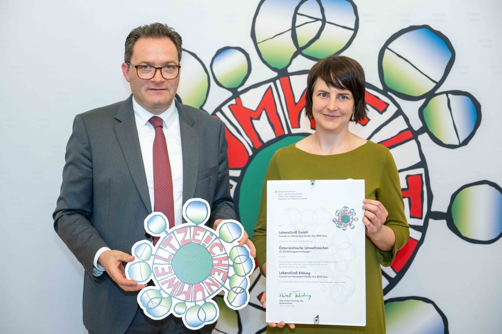 Bundesminister Norbert Totschnig verlieh, gemeinsam mit Sektionschefin Doris Wagner (BMB), das &ouml;sterreichische Umweltzeichen an Schulen, Bildungseinrichtungen und Kinderg&auml;rten.