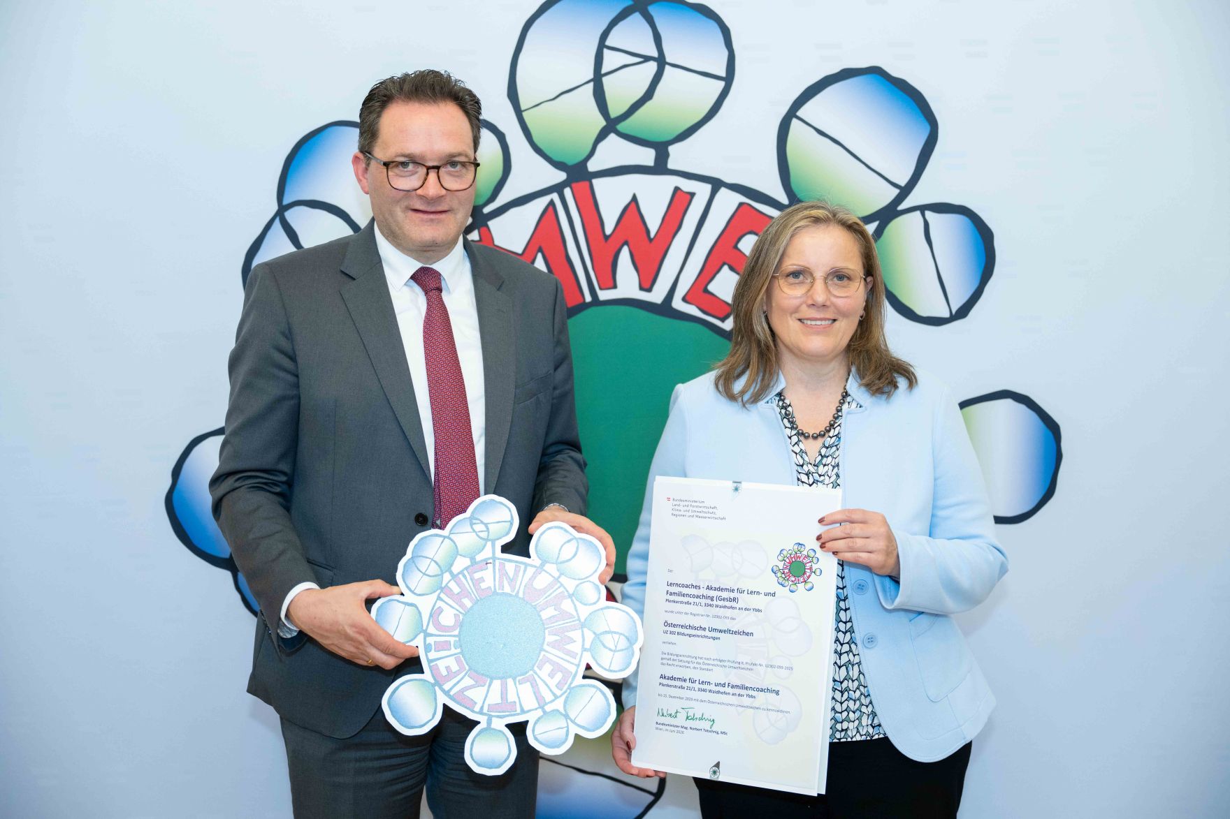 Bundesminister Norbert Totschnig verlieh, gemeinsam mit Sektionschefin Doris Wagner (BMB), das &ouml;sterreichische Umweltzeichen an Schulen, Bildungseinrichtungen und Kinderg&auml;rten.