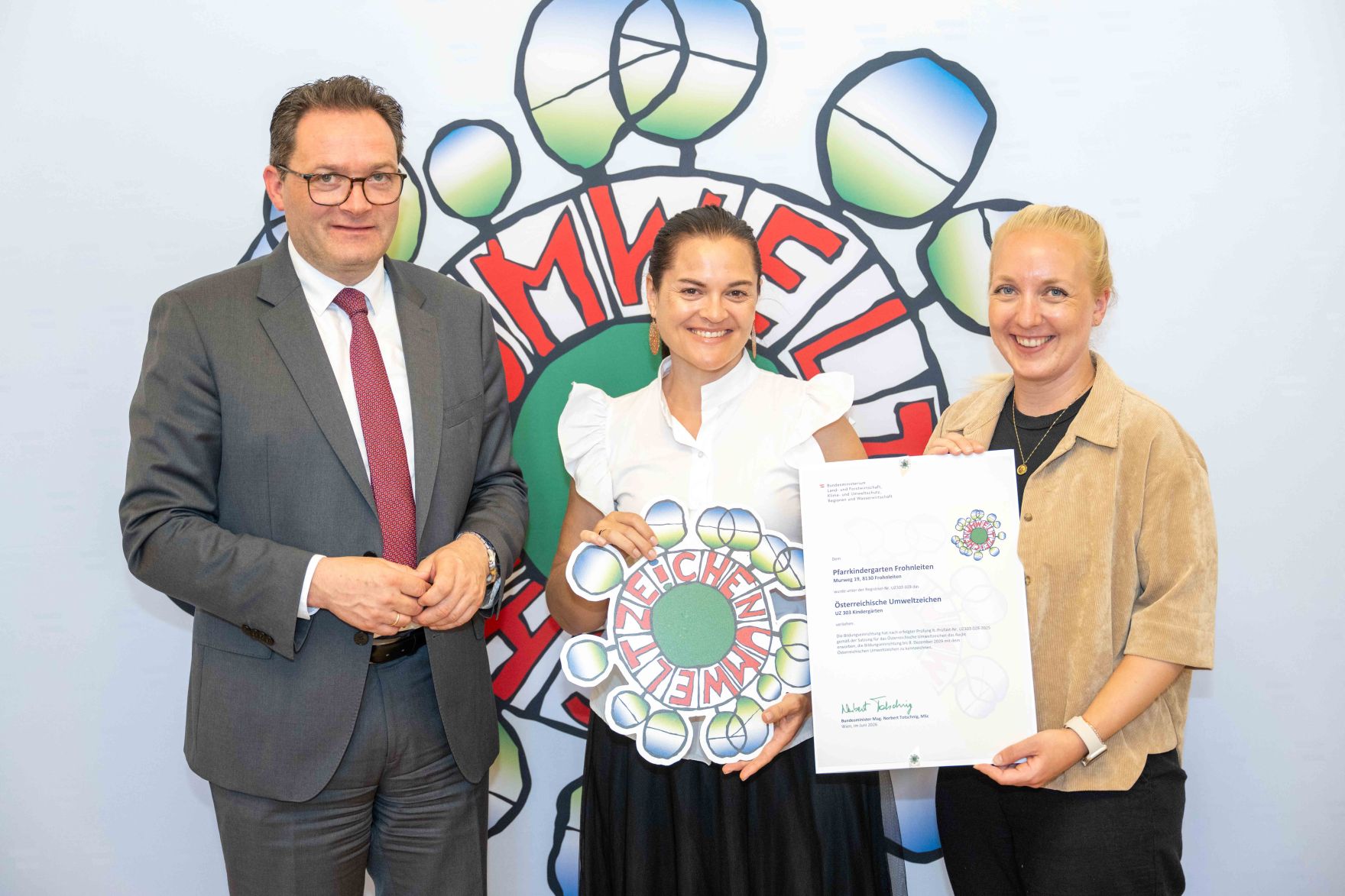 Bundesminister Norbert Totschnig verlieh, gemeinsam mit Sektionschefin Doris Wagner (BMB), das &ouml;sterreichische Umweltzeichen an Schulen, Bildungseinrichtungen und Kinderg&auml;rten.