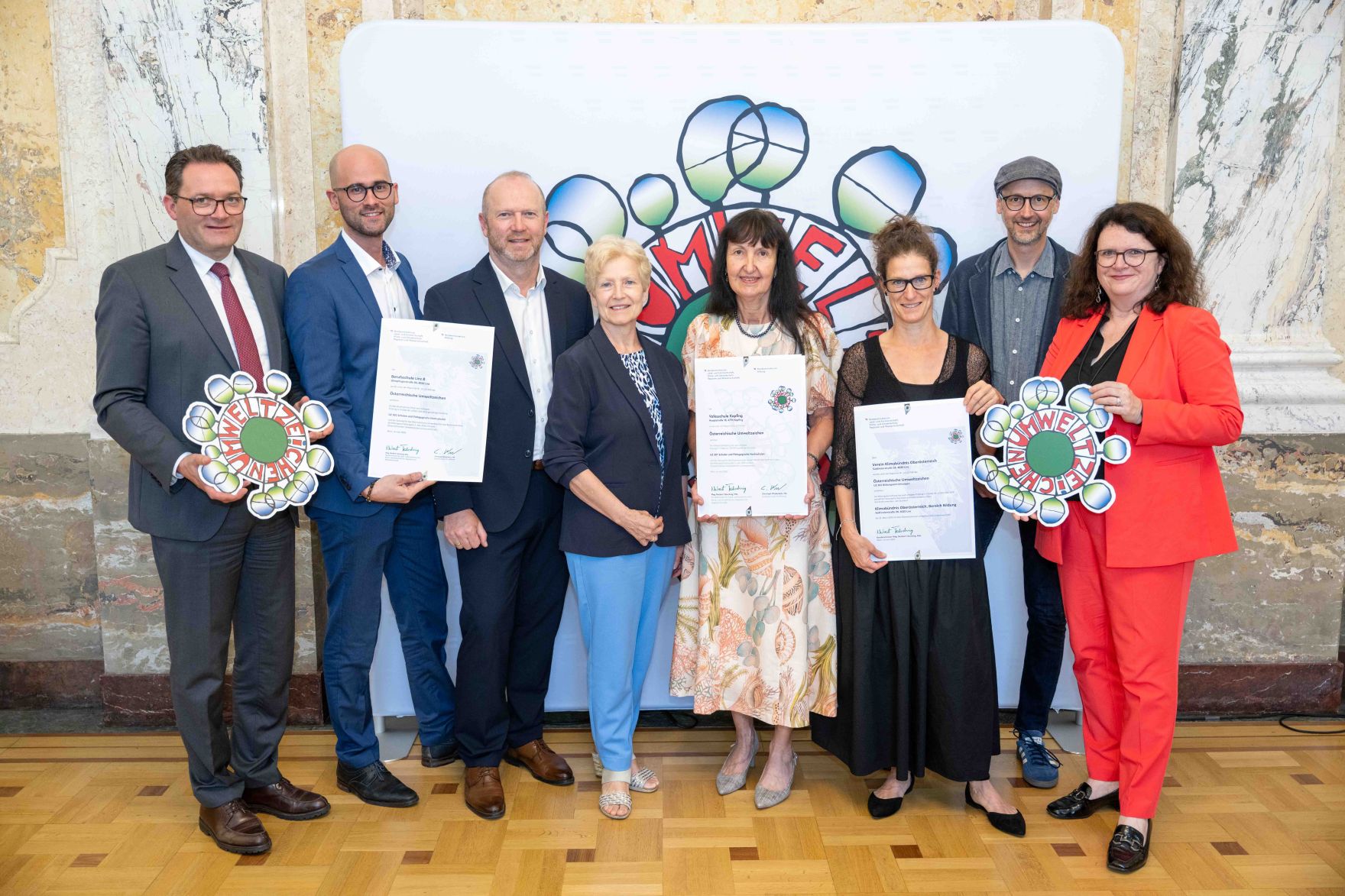 Bundesminister Norbert Totschnig verlieh, gemeinsam mit Sektionschefin Doris Wagner (BMB), das &ouml;sterreichische Umweltzeichen an Schulen, Bildungseinrichtungen und Kinderg&auml;rten.