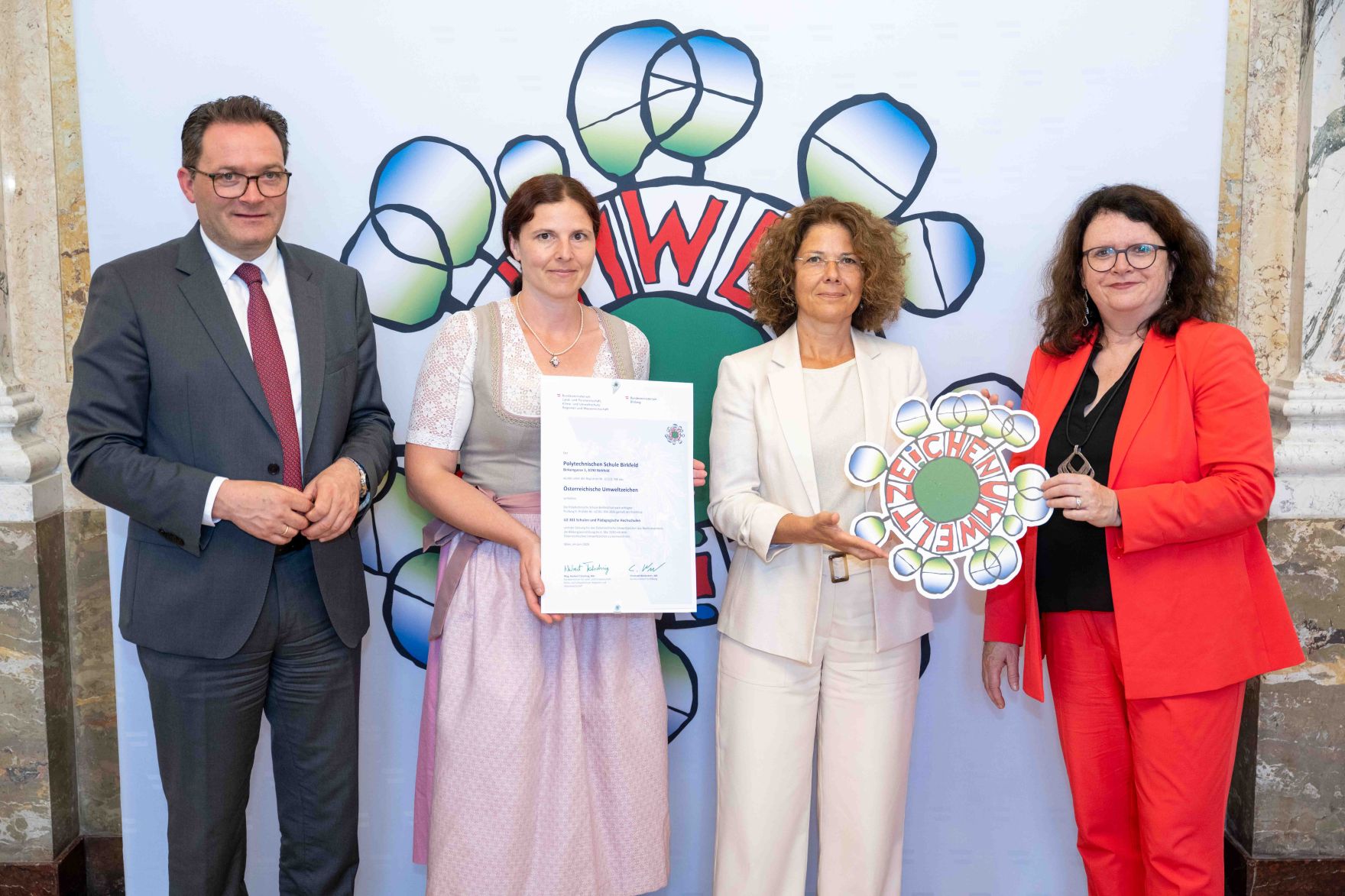 Bundesminister Norbert Totschnig verlieh, gemeinsam mit Sektionschefin Doris Wagner (BMB), das &ouml;sterreichische Umweltzeichen an Schulen, Bildungseinrichtungen und Kinderg&auml;rten.
