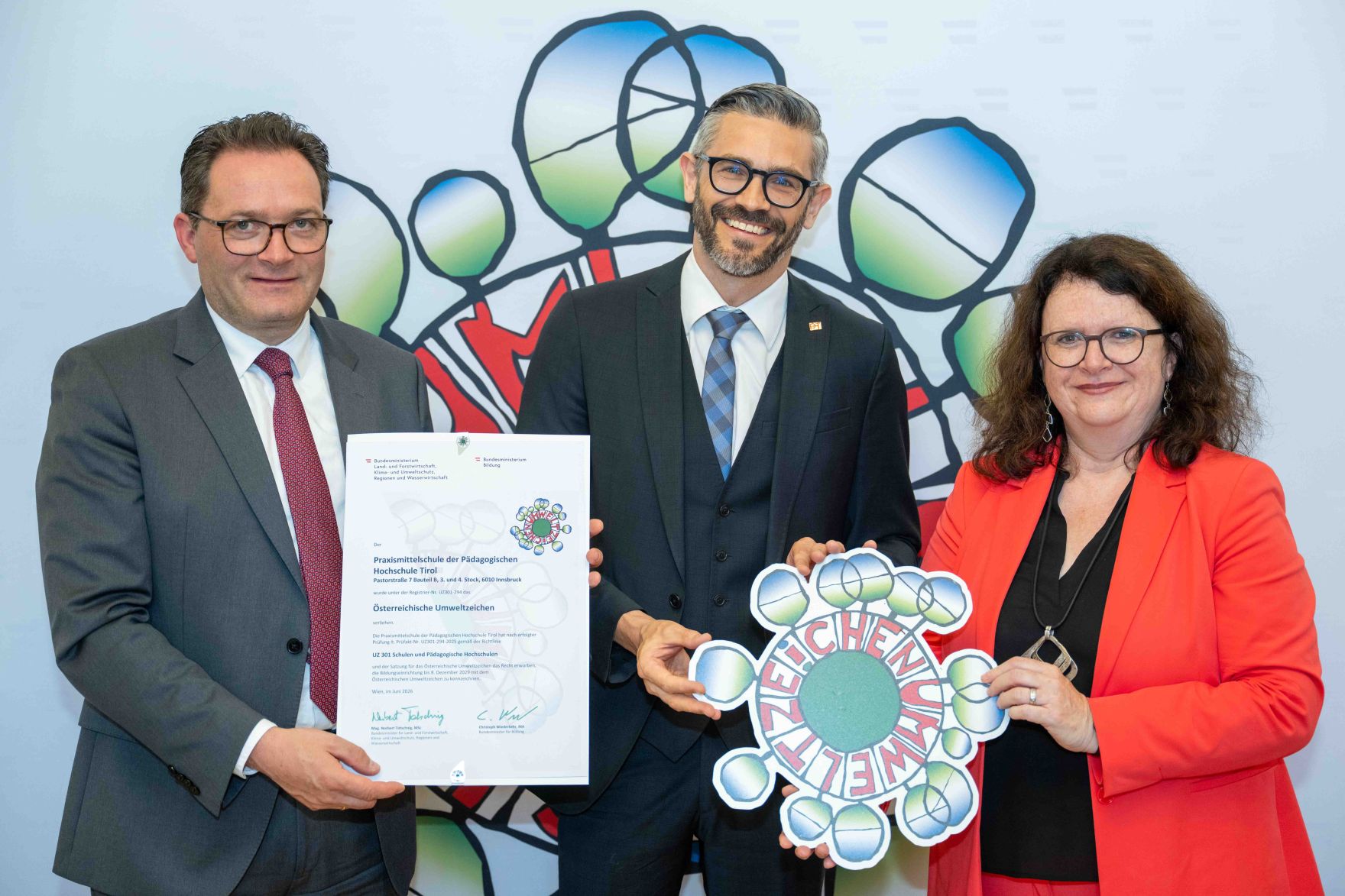 Bundesminister Norbert Totschnig verlieh, gemeinsam mit Sektionschefin Doris Wagner (BMB), das &ouml;sterreichische Umweltzeichen an Schulen, Bildungseinrichtungen und Kinderg&auml;rten.