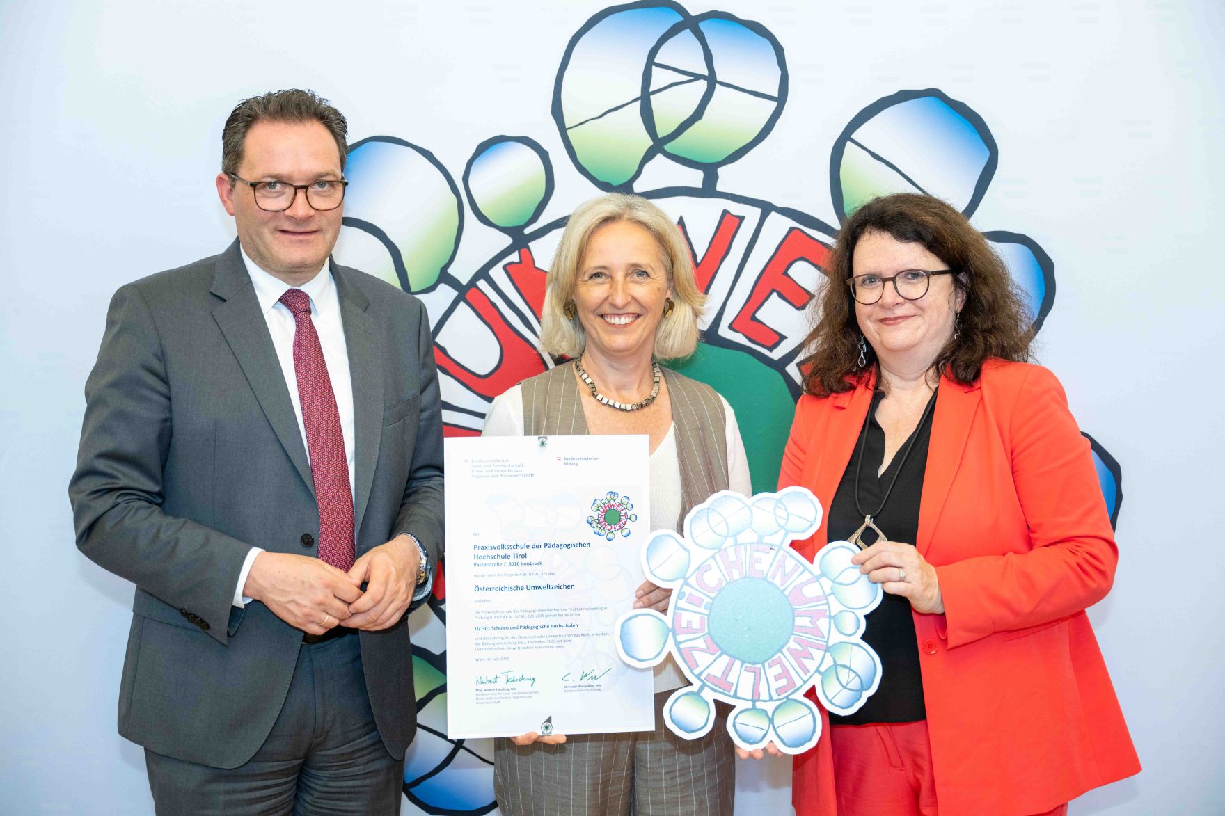 Bundesminister Norbert Totschnig verlieh, gemeinsam mit Sektionschefin Doris Wagner (BMB), das &ouml;sterreichische Umweltzeichen an Schulen, Bildungseinrichtungen und Kinderg&auml;rten.