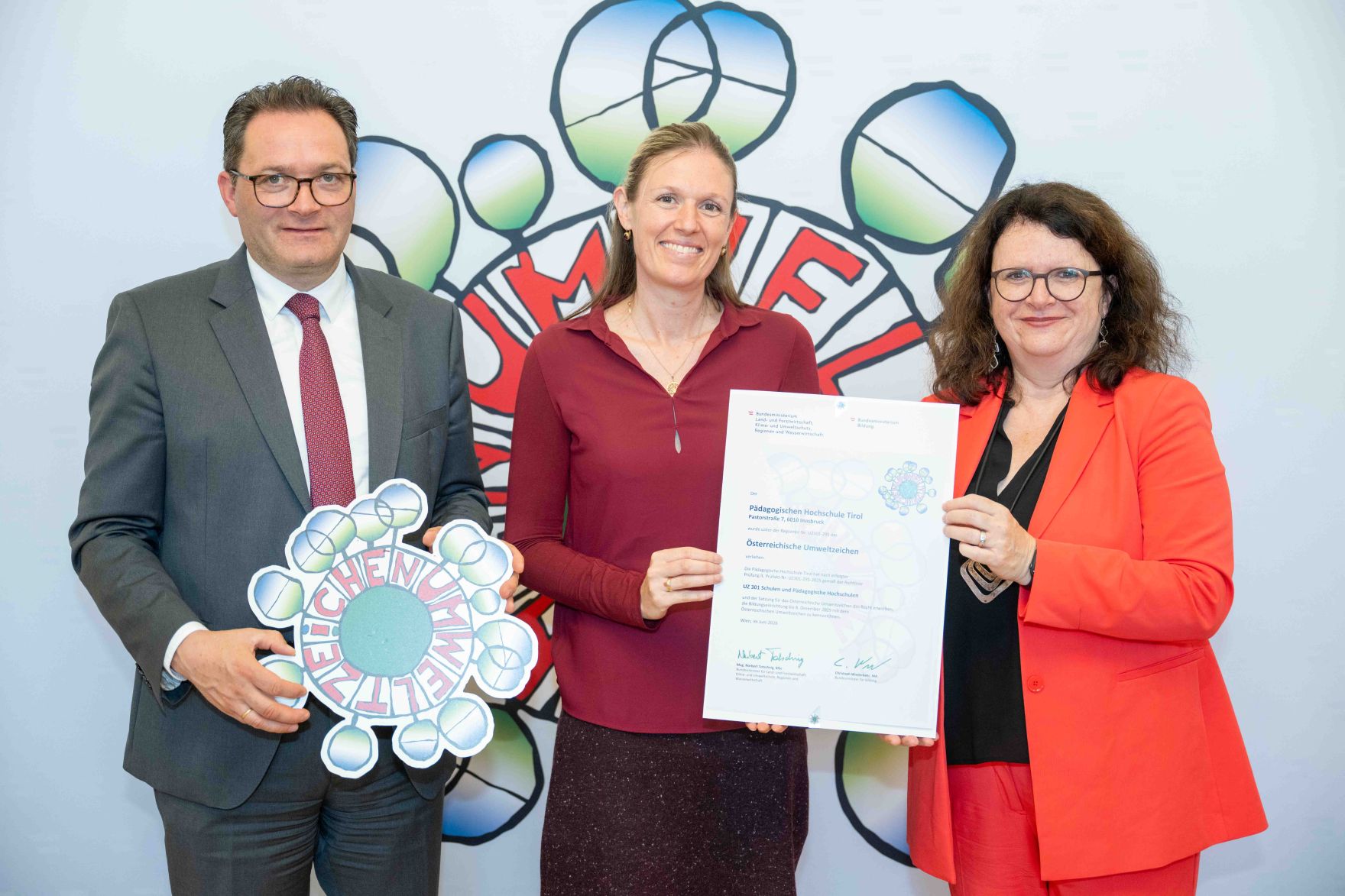 Bundesminister Norbert Totschnig verlieh, gemeinsam mit Sektionschefin Doris Wagner (BMB), das &ouml;sterreichische Umweltzeichen an Schulen, Bildungseinrichtungen und Kinderg&auml;rten.
