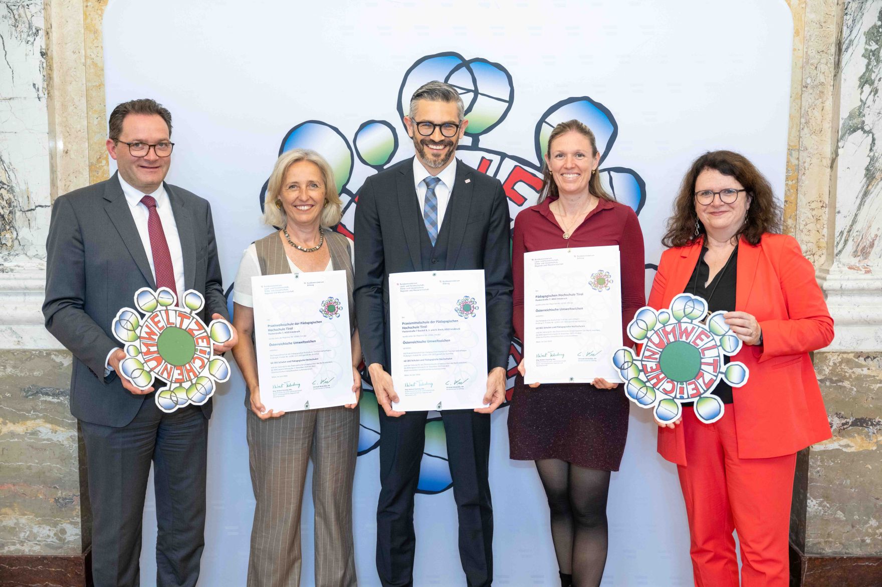 Bundesminister Norbert Totschnig verlieh, gemeinsam mit Sektionschefin Doris Wagner (BMB), das &ouml;sterreichische Umweltzeichen an Schulen, Bildungseinrichtungen und Kinderg&auml;rten.