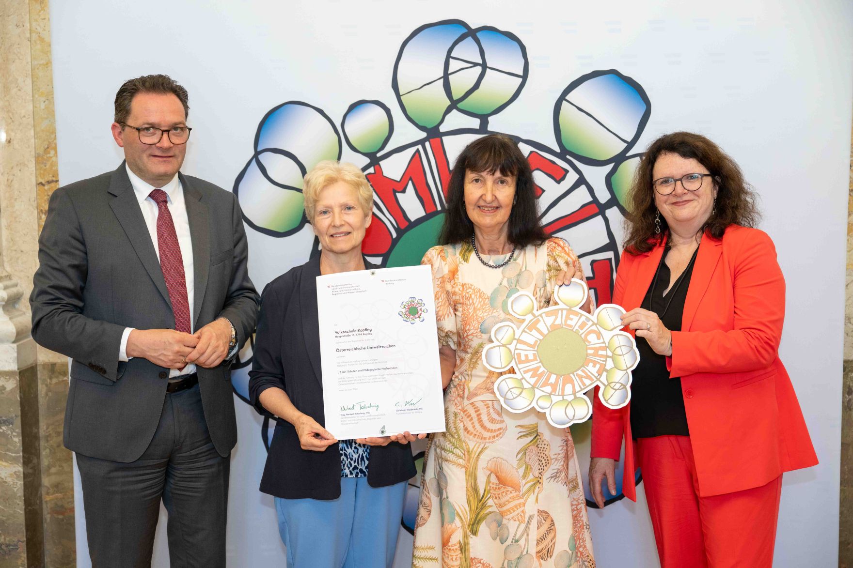 Bundesminister Norbert Totschnig verlieh, gemeinsam mit Sektionschefin Doris Wagner (BMB), das &ouml;sterreichische Umweltzeichen an Schulen, Bildungseinrichtungen und Kinderg&auml;rten.