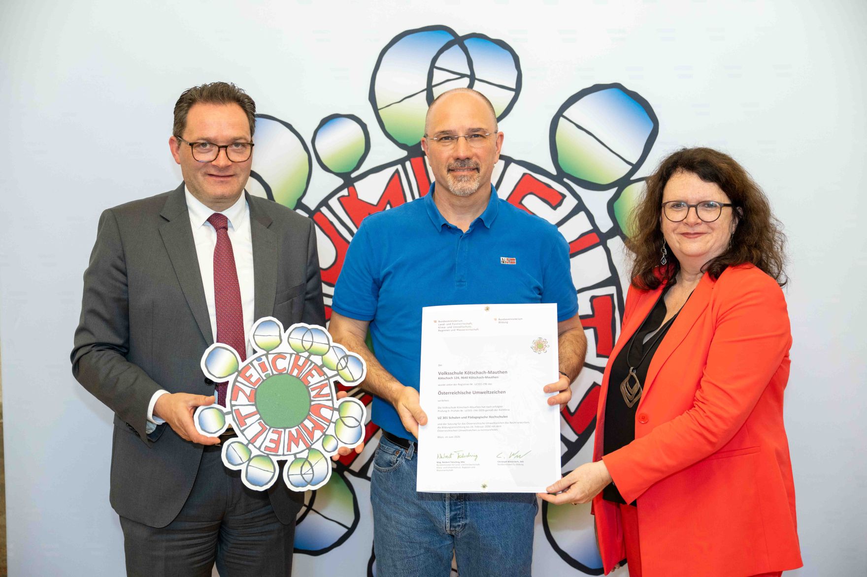Bundesminister Norbert Totschnig verlieh, gemeinsam mit Sektionschefin Doris Wagner (BMB), das &ouml;sterreichische Umweltzeichen an Schulen, Bildungseinrichtungen und Kinderg&auml;rten.